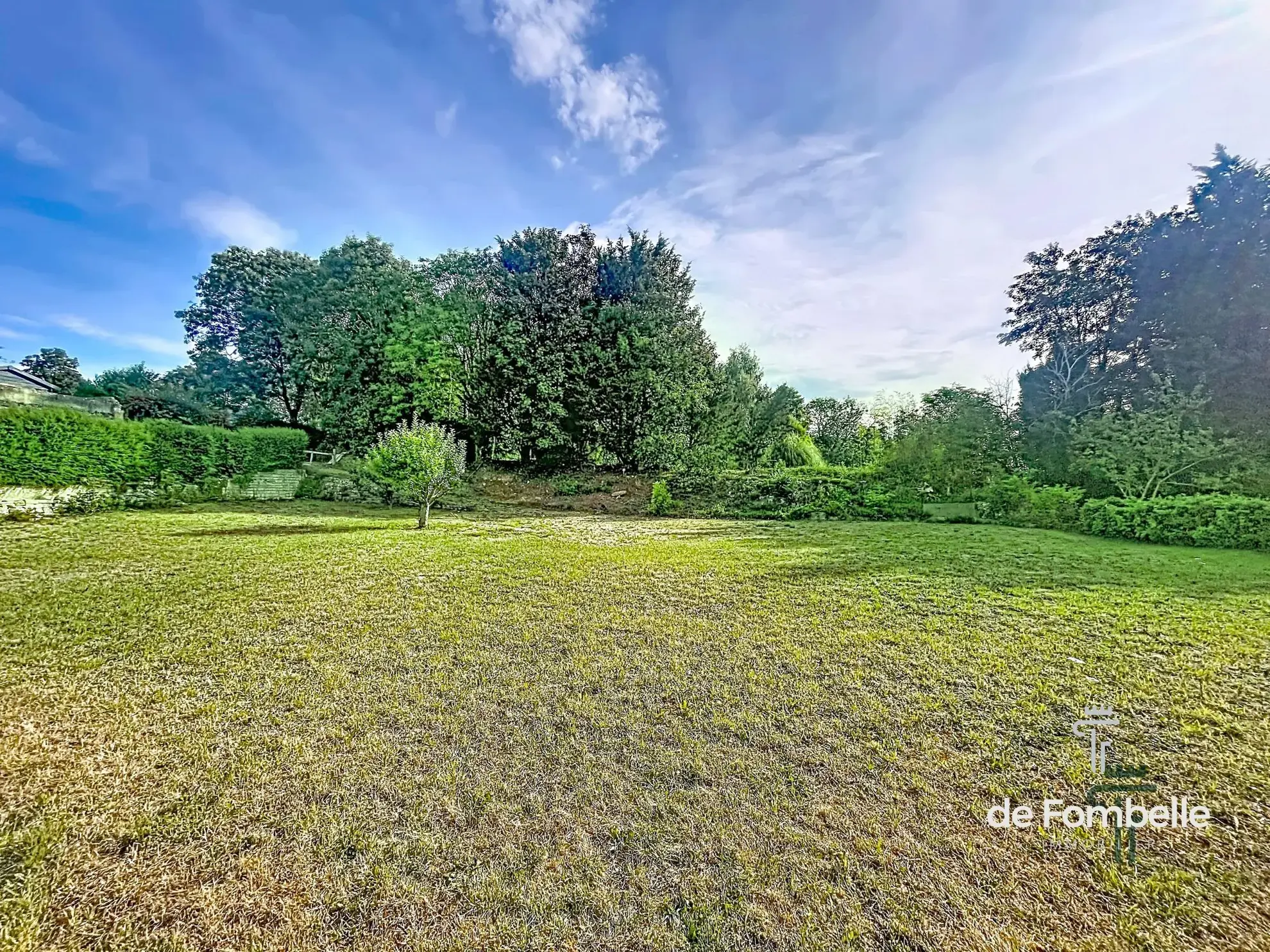 Terrain constructible de 1038 m² à Sainte-Croix-Grand-Tonne en Normandie
