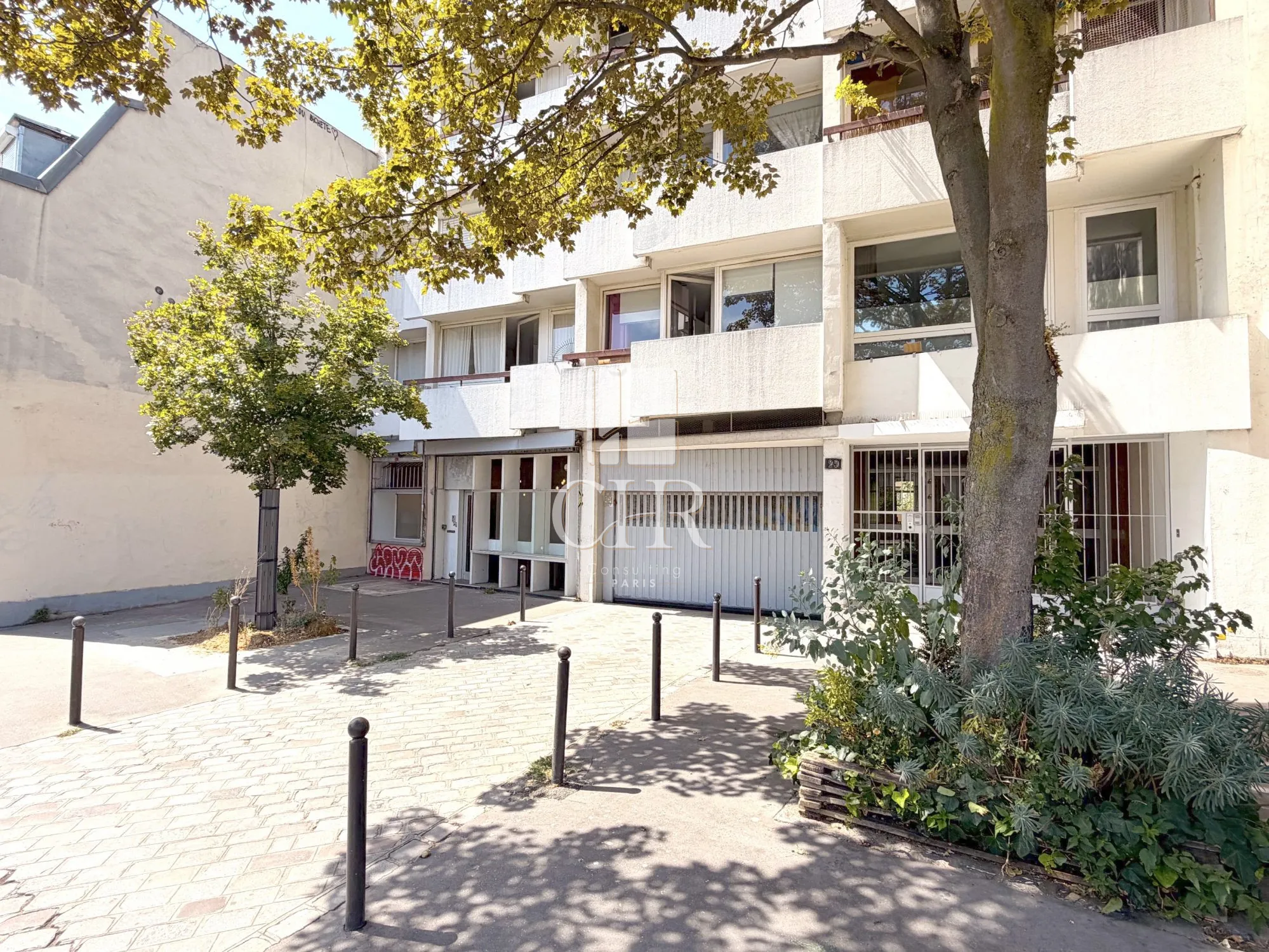 Box sécurisé de 11m² face à l'hôpital Saint Louis à Paris 10