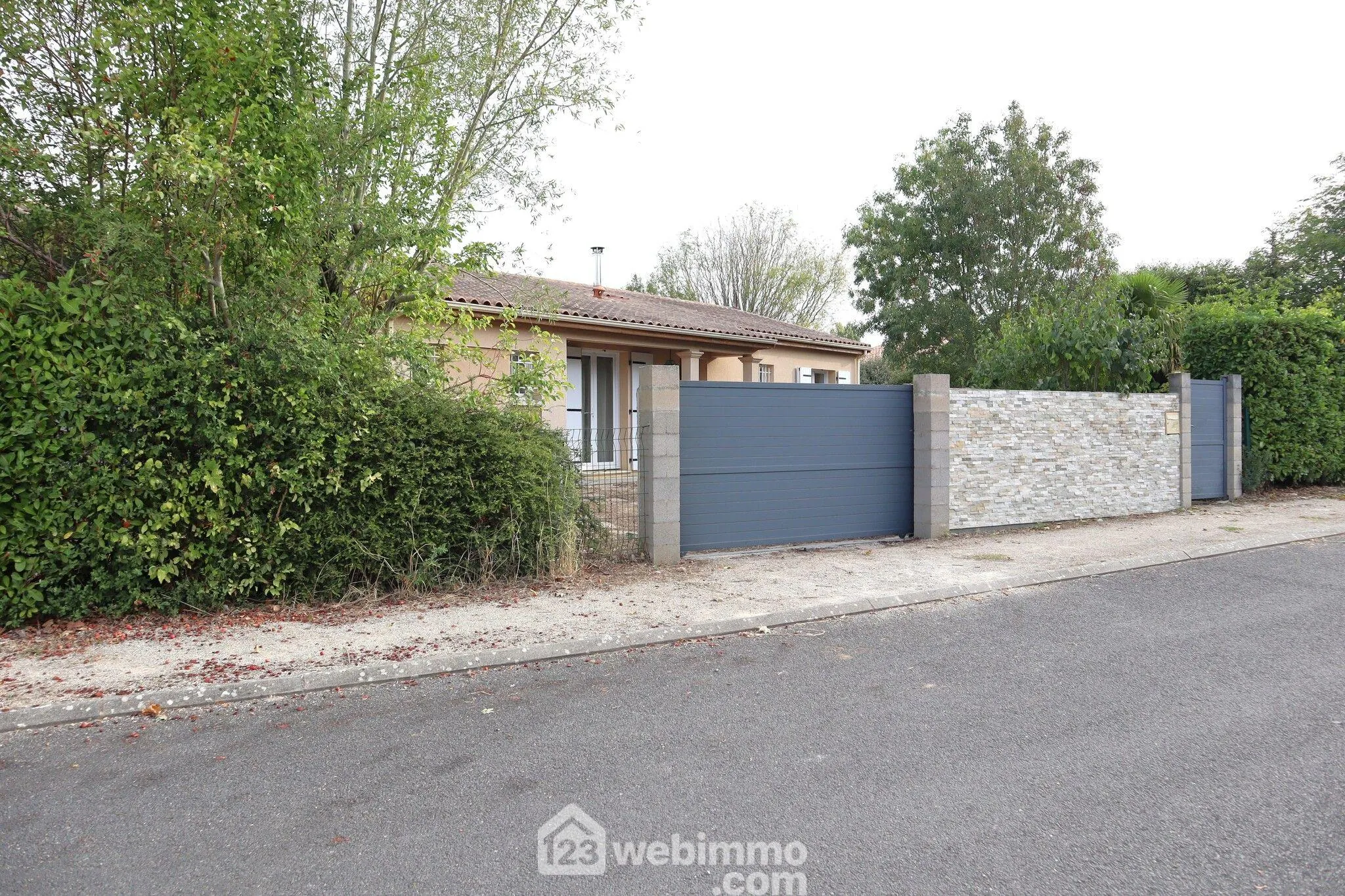 Maison de plain-pied 120 m² à Savigny-Lévescault avec 4 chambres