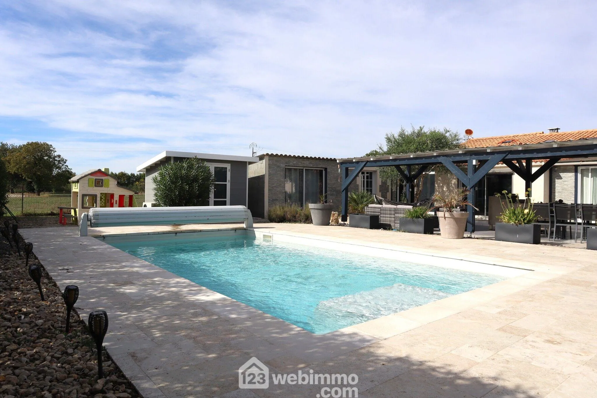 Vente maison 185 m² à Gençay avec piscine et grand jardin