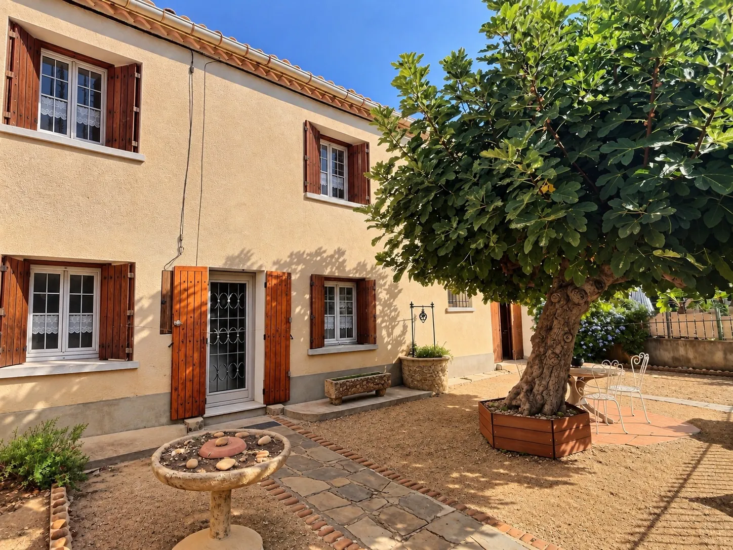 Maison de village à Codognan avec cour plein sud et grand garage