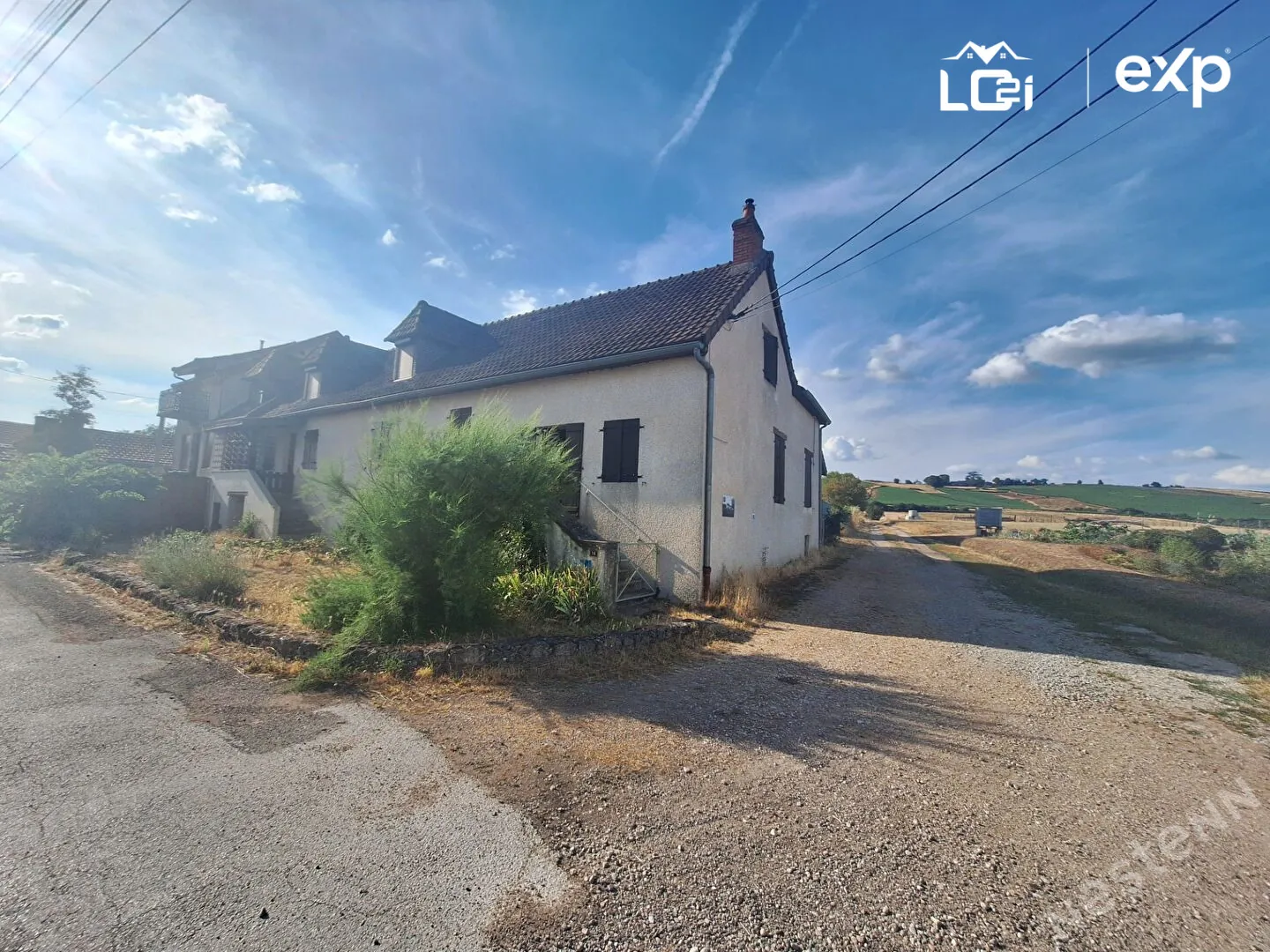 Maison en pierre à Saint Jean de Trézy avec grand terrain et dépendance authentique