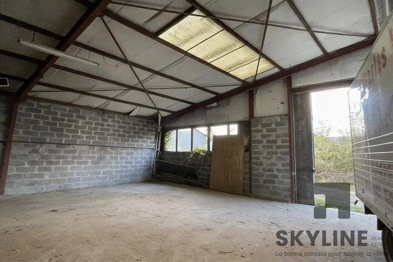 Grande cellule d'activité de 540 m² à Bernay avec emplacement premium