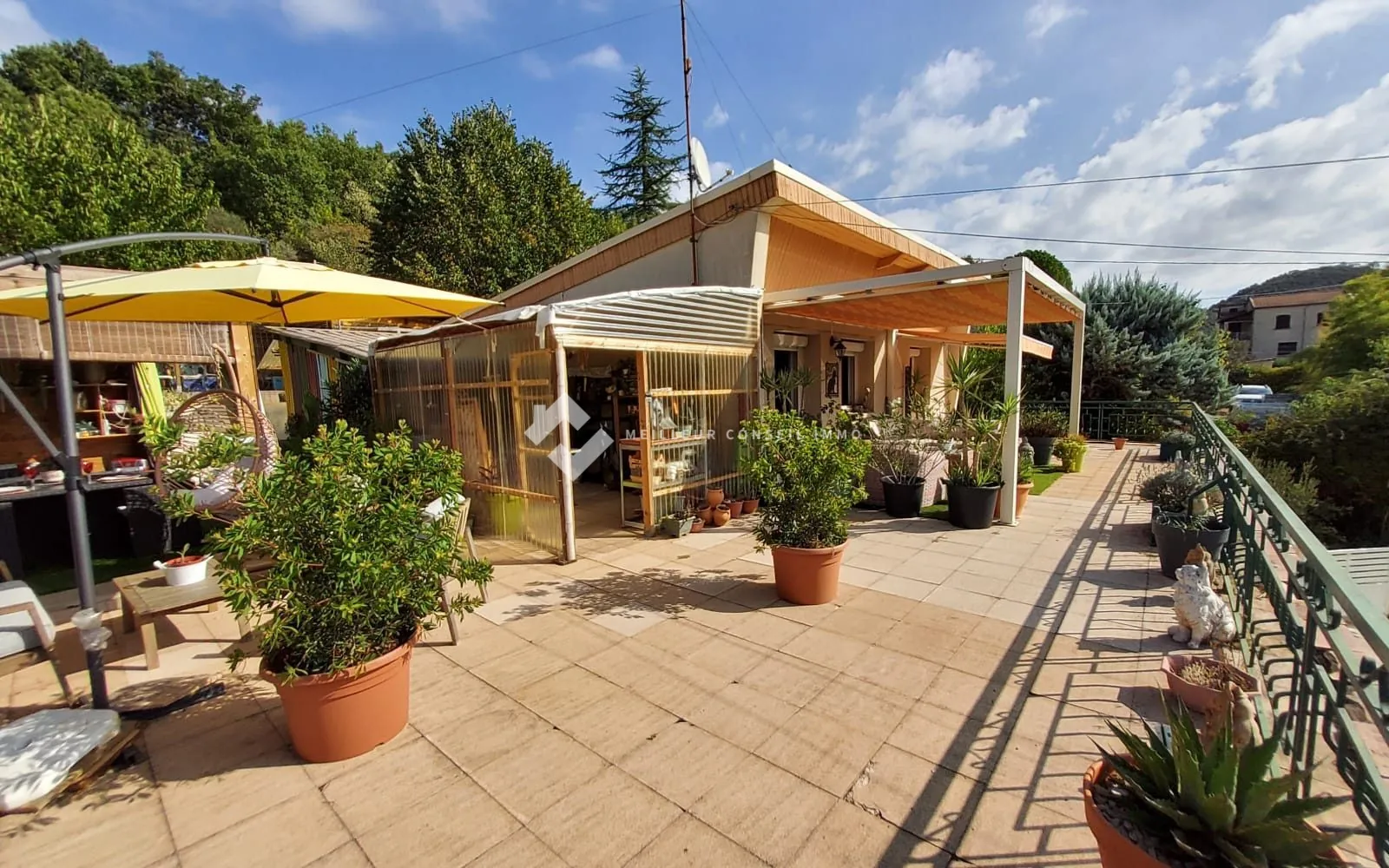Maison à vendre à Meyrannes avec vue sur les montagnes et grande terrasse