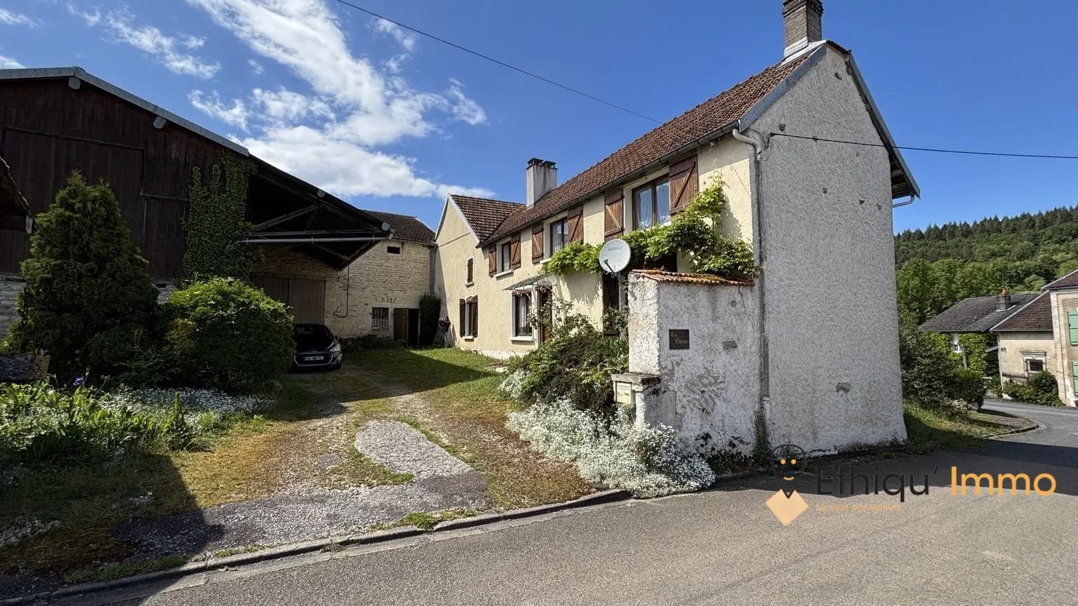 Maison de campagne à vendre à Sarcicourt avec dépendances et grand terrain
