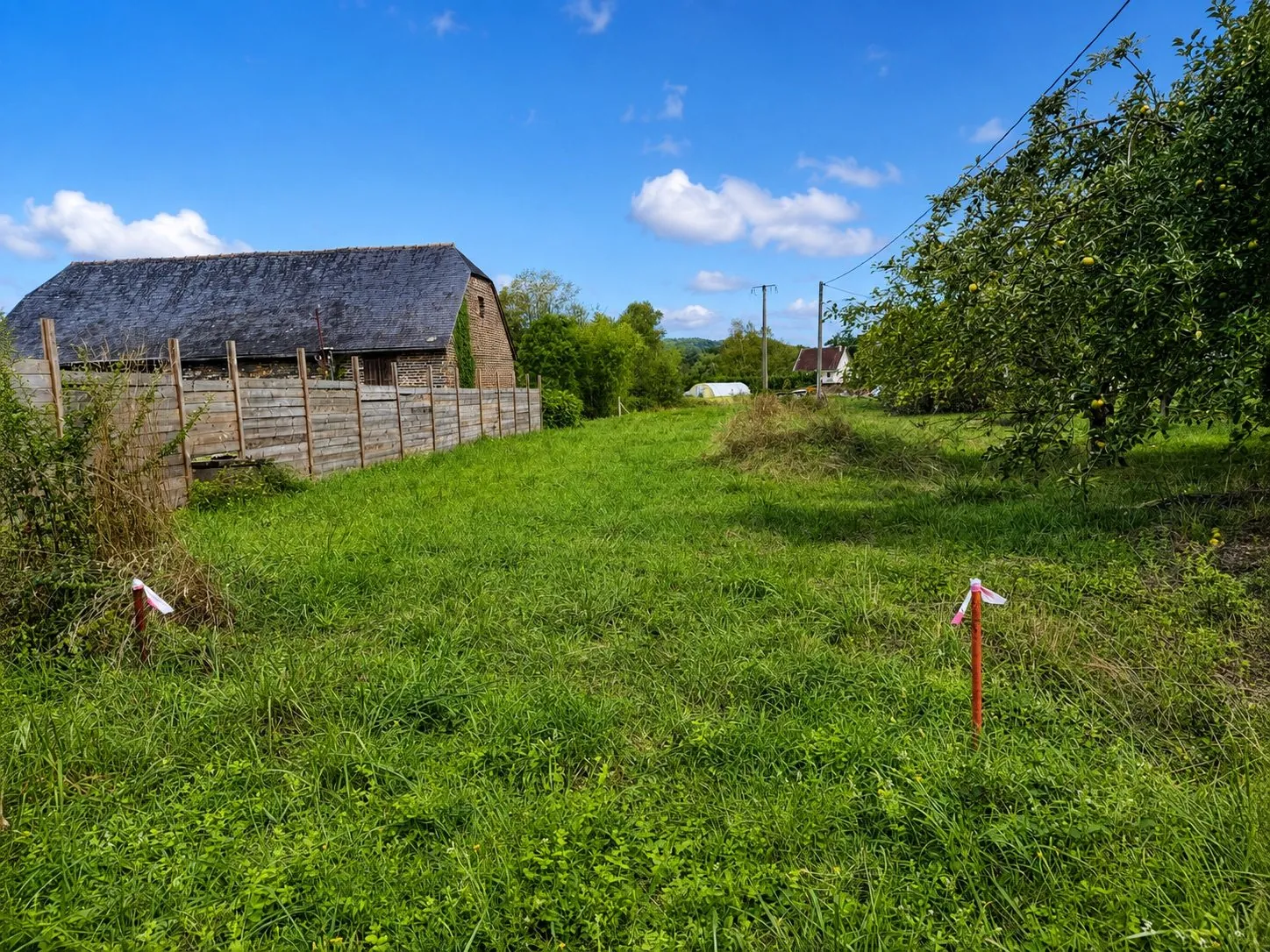 Terrain constructible de 2 300 m² à Allassac, secteur calme et verdoyant