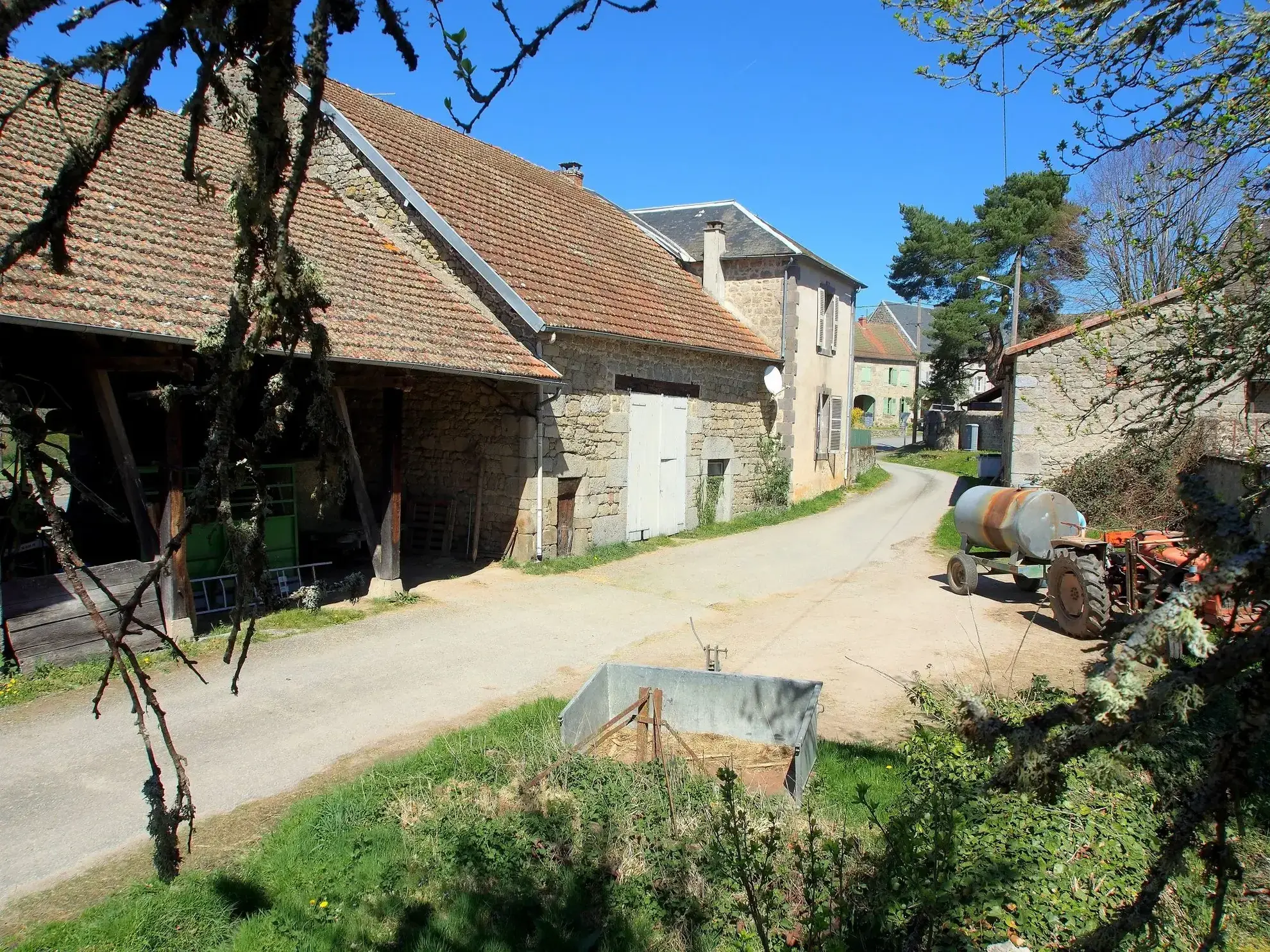 Opportunité d’ensemble immobilier en pierre à La Villetelle proche Mas du Clos