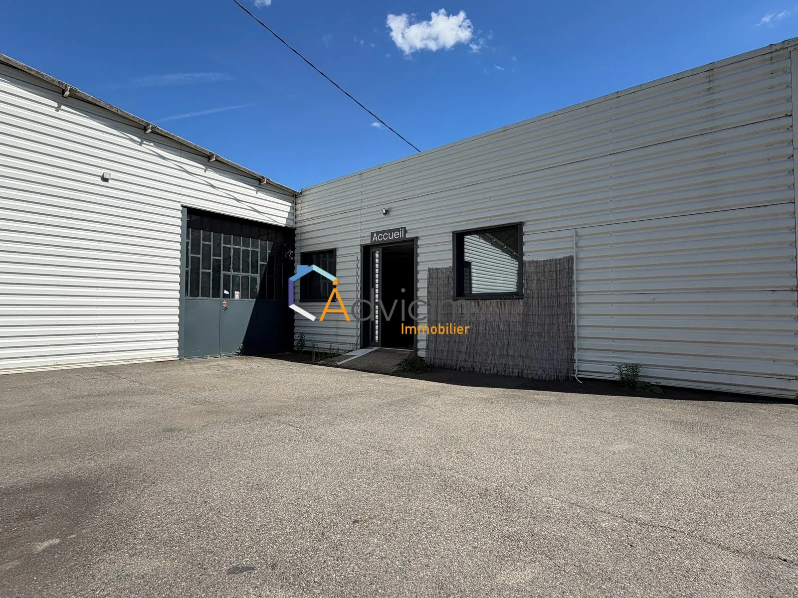 Local d'activité mixte de 236 m² à Saint-Étienne, bureaux et dépôt