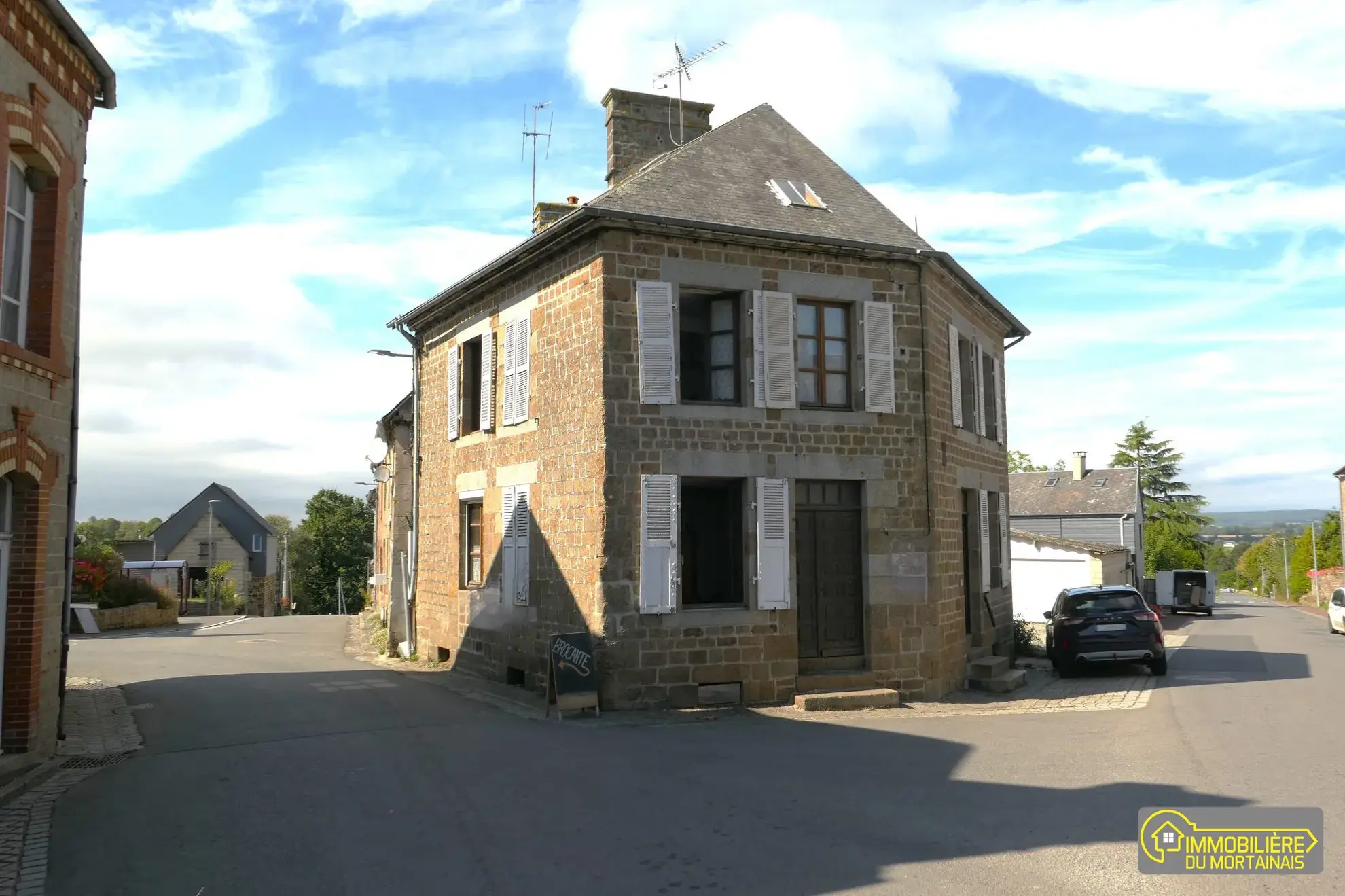 Maison rénovée à Saint-Cyr-du-Bailleul avec cave et terrain proche nature