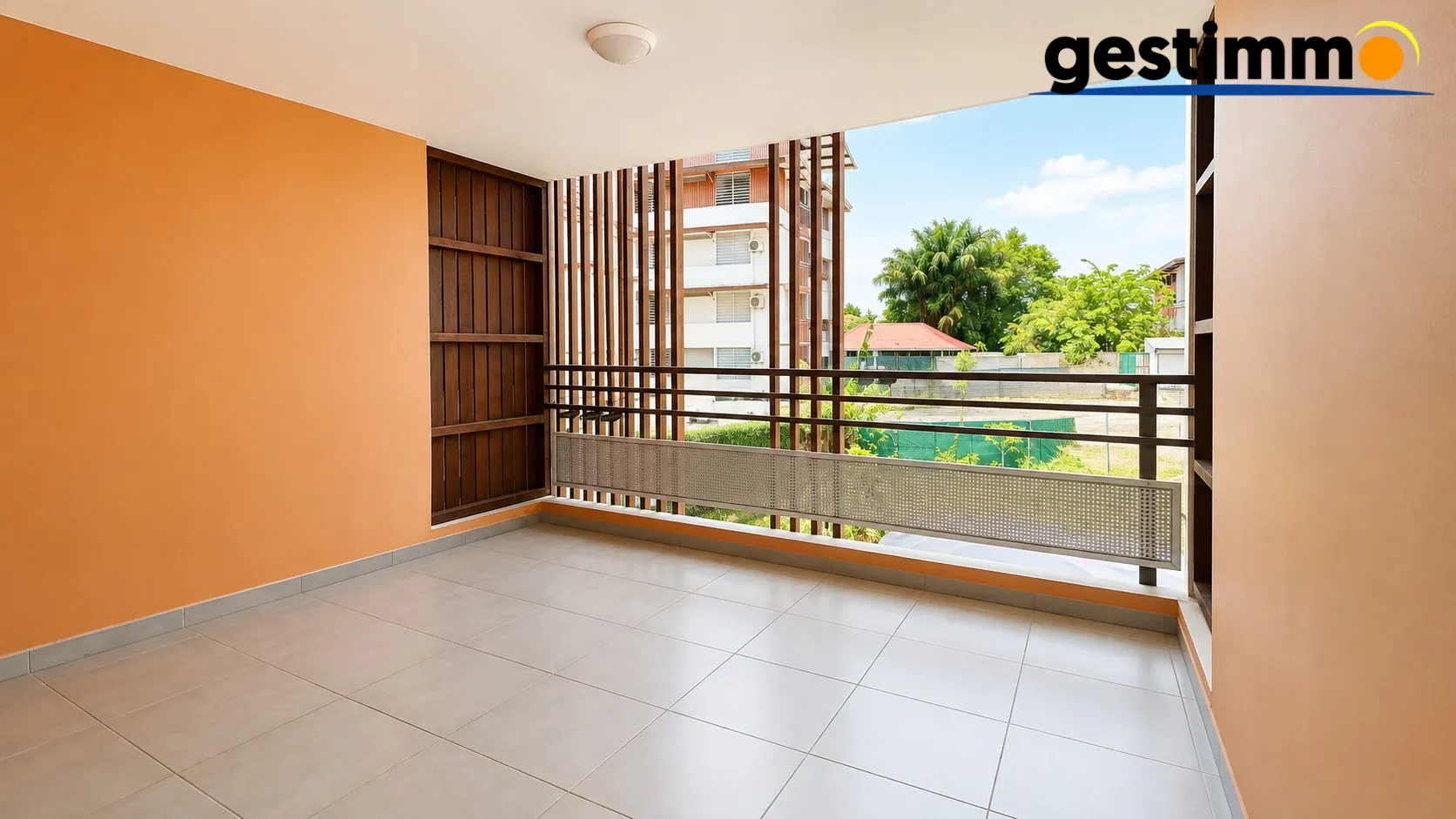 Terrasse vue piscine Appartement T3 avec vue piscine à Cayenne, résidence sécurisée Le Clos de Baduel