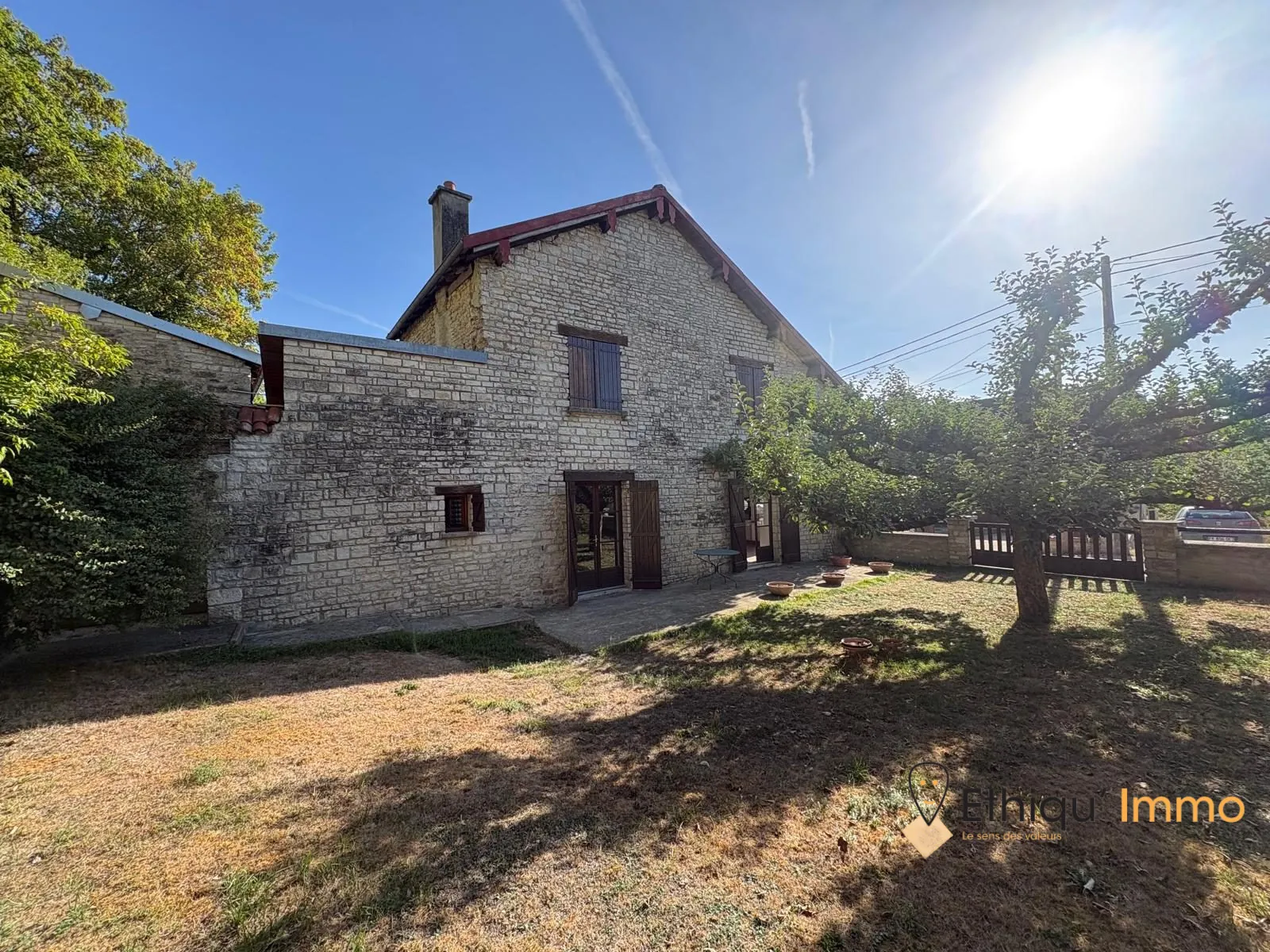 Ensemble de deux maisons en pierre à Laferté-sur-Aube avec potentiel de rénovation