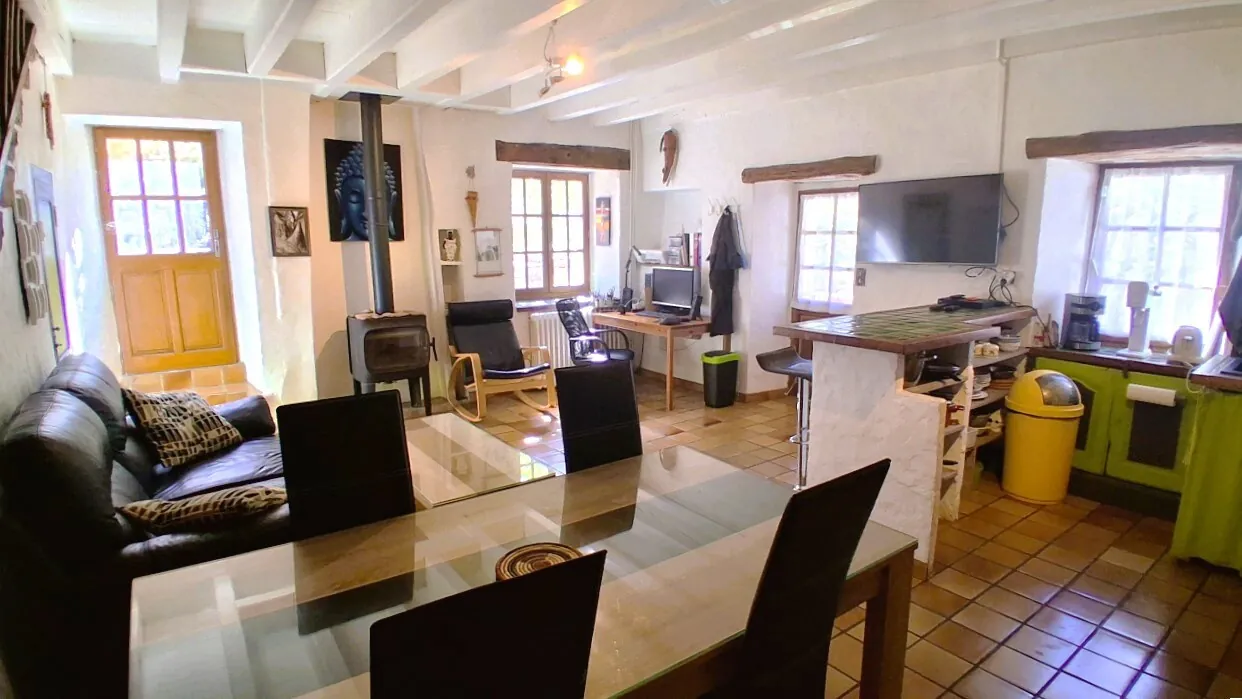 Charmante maison en pierre avec terrasse et annexes à Millau