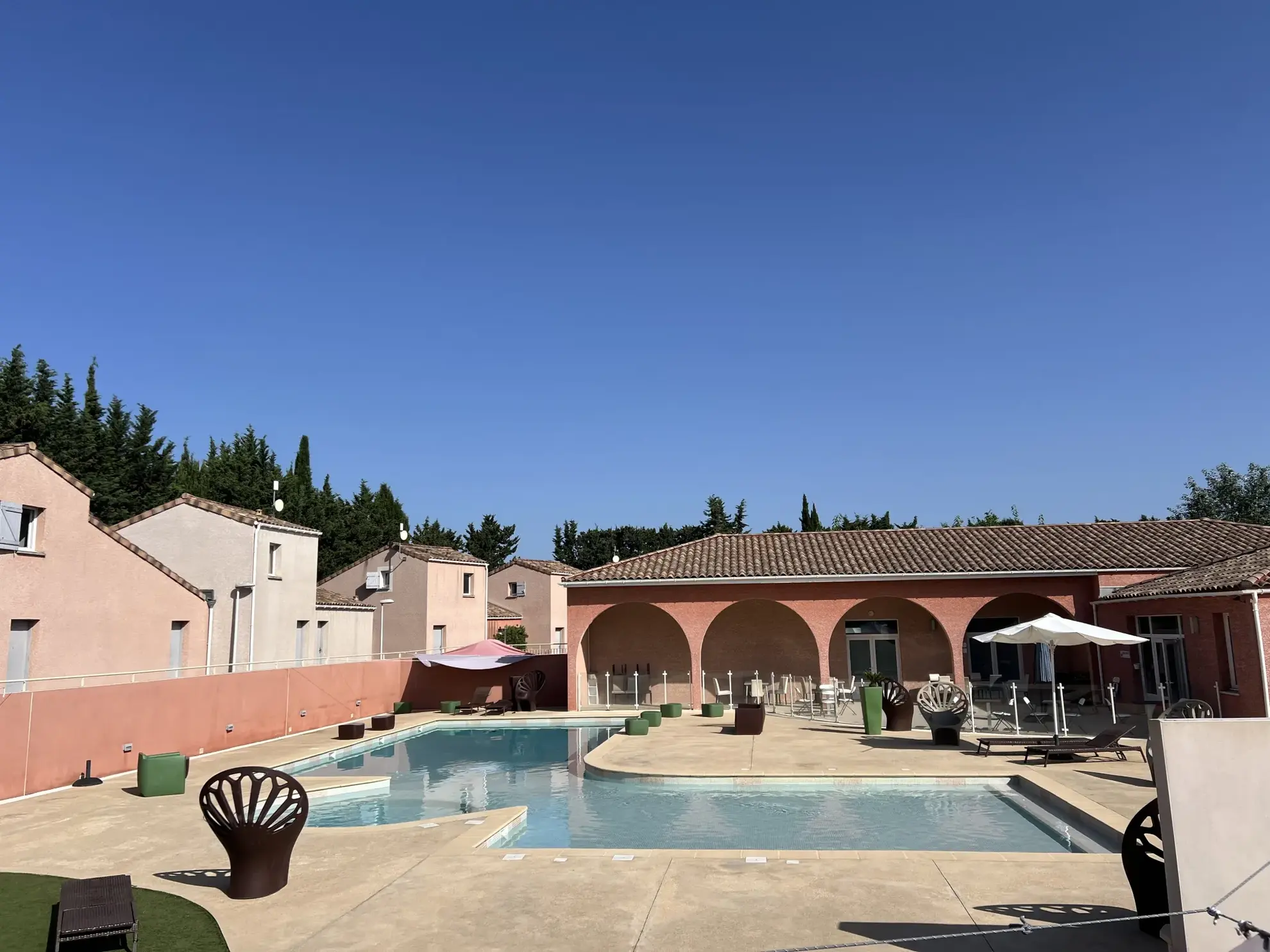 Maison 2 pièces à Lunel avec terrasse, piscine et potentiel locatif élevé