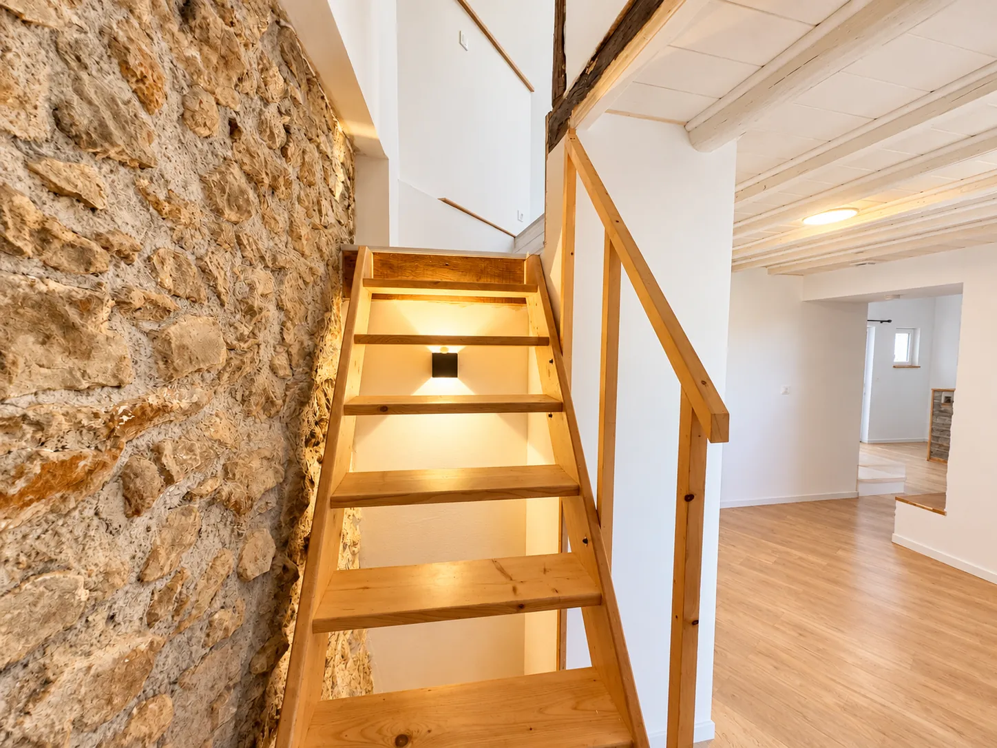 Maison de village en pierre rénovée avec patio à Calce, vue sur les montagnes