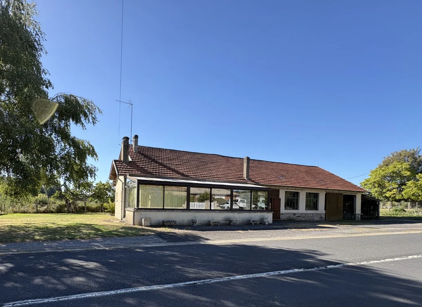 Villa de plain-pied avec grand atelier et dépendances à Sousceyrac-en-Quercy
