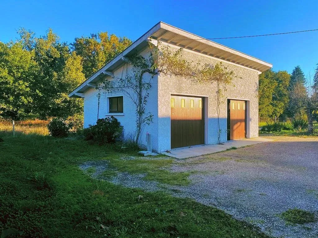 Terrain constructible de 600 m² avec bâtiment à Belin-Béliet