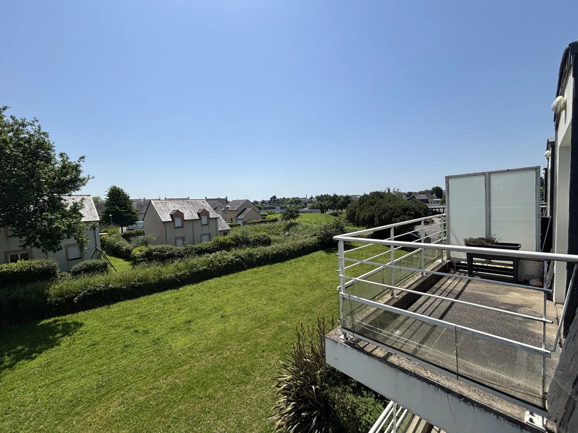 Appartement T2 à Lesneven avec balcon, parking et loué en résidence 'Les Jardins d'Aziliz'