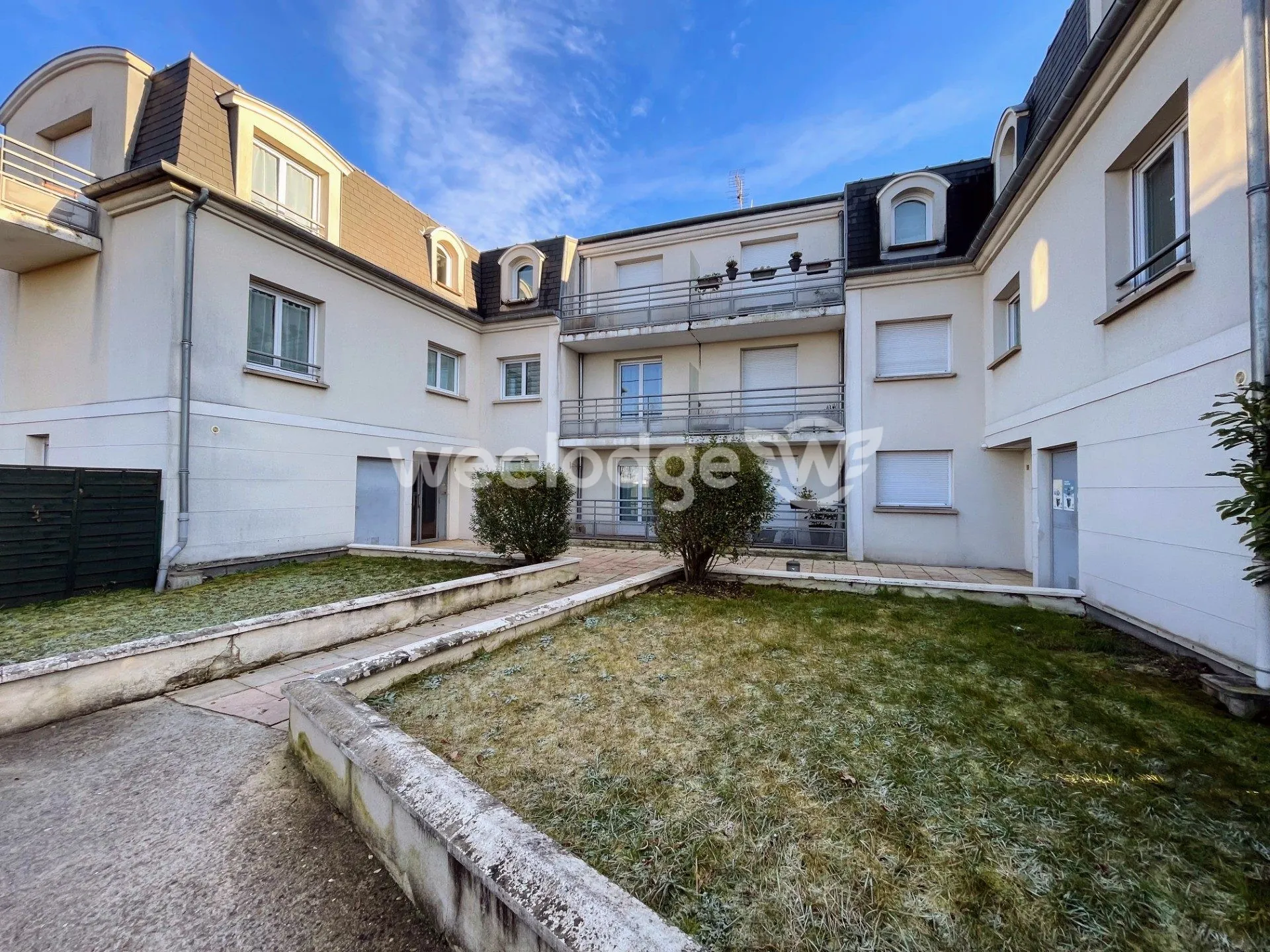 Appartement 2 pièces de 45 m² à Eragny avec parking privé et ravalement récent