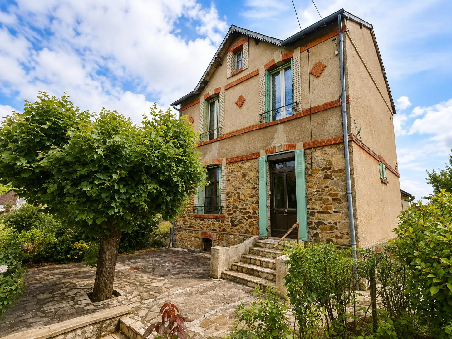 Maison de charme à Lussac-les-Églises avec dépendances et terrain