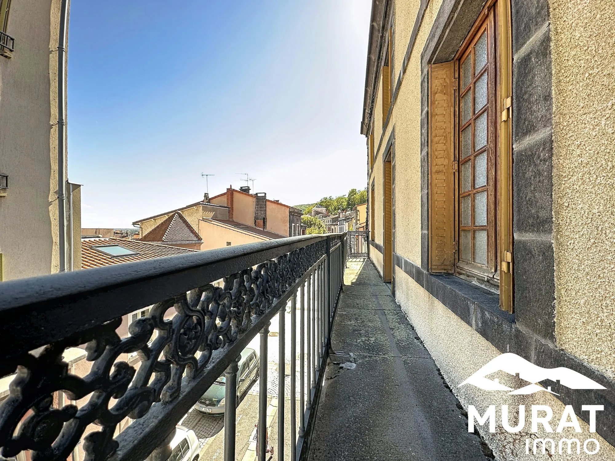 Immeuble à rénover de 240 m² au cœur de Volvic avec terrasse et fort potentiel de développement