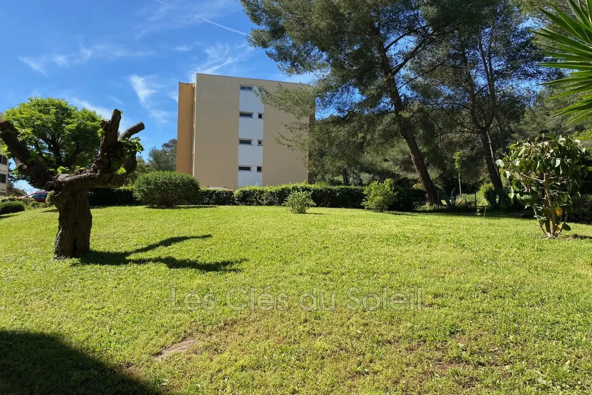 Garage sécurisé de 15 m² à vendre à Hyères dans une copropriété fermée