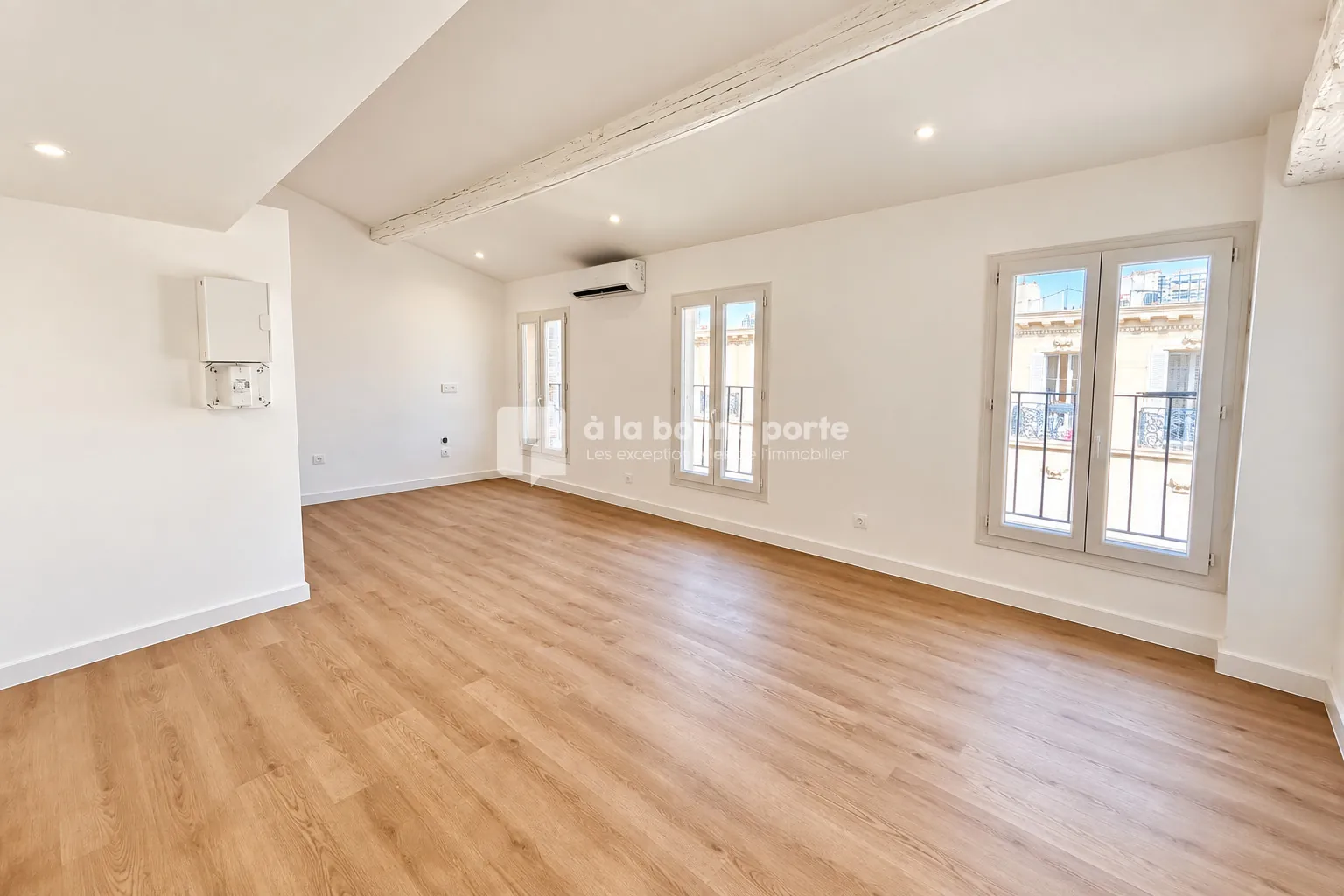 Studio rénové avec mezzanine, terrasse et emplacement idéal à Marseille 1er