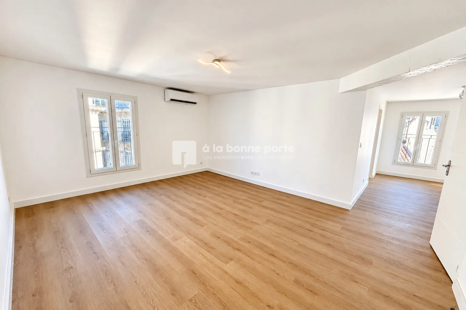 Bel appartement T2 rénové avec terrasse et balcon en centre-ville de Marseille
