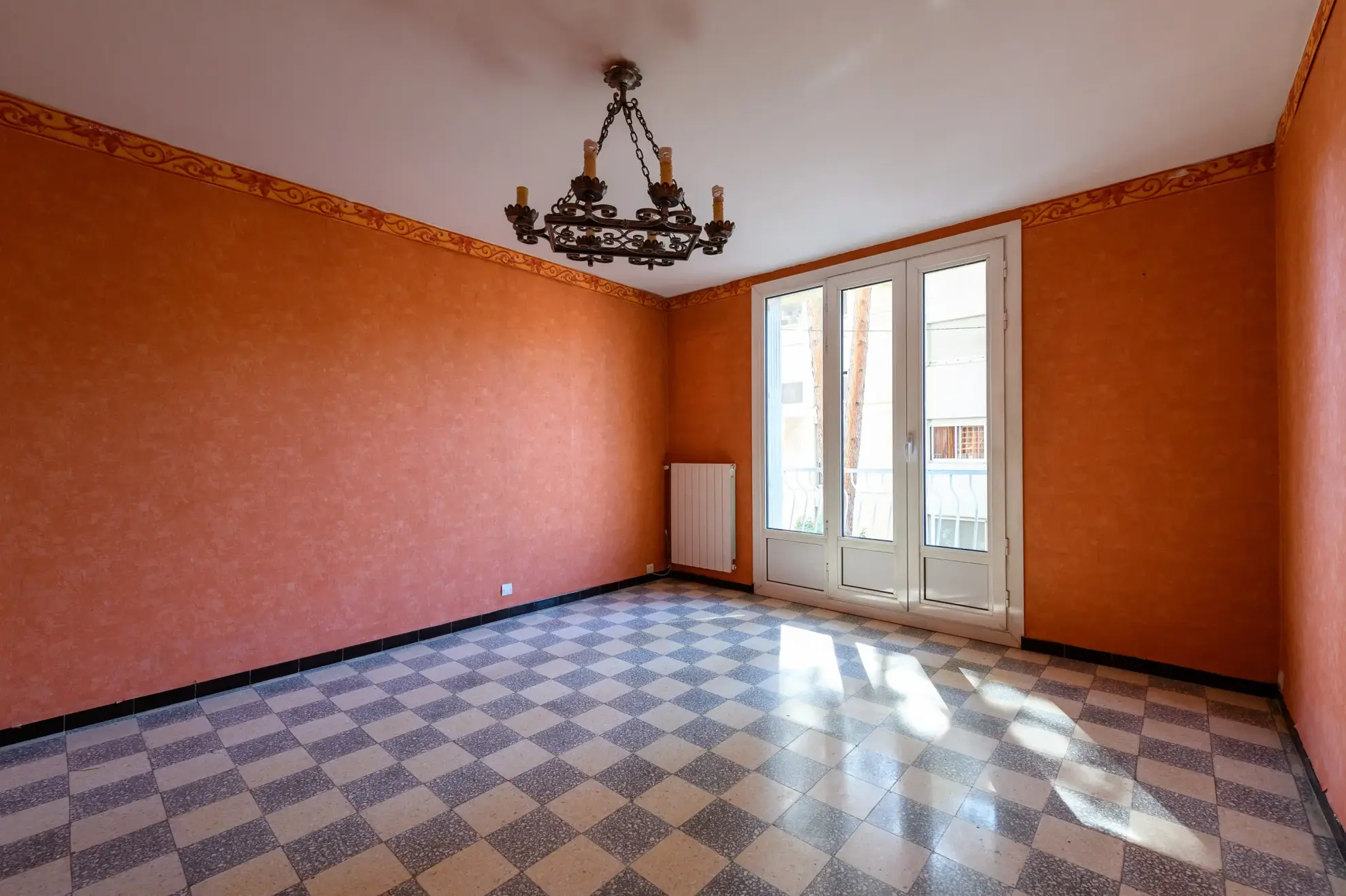 Appartement traversant à Marseille rue Poucel, 3 chambres, cave, parking et loggia, à rénover