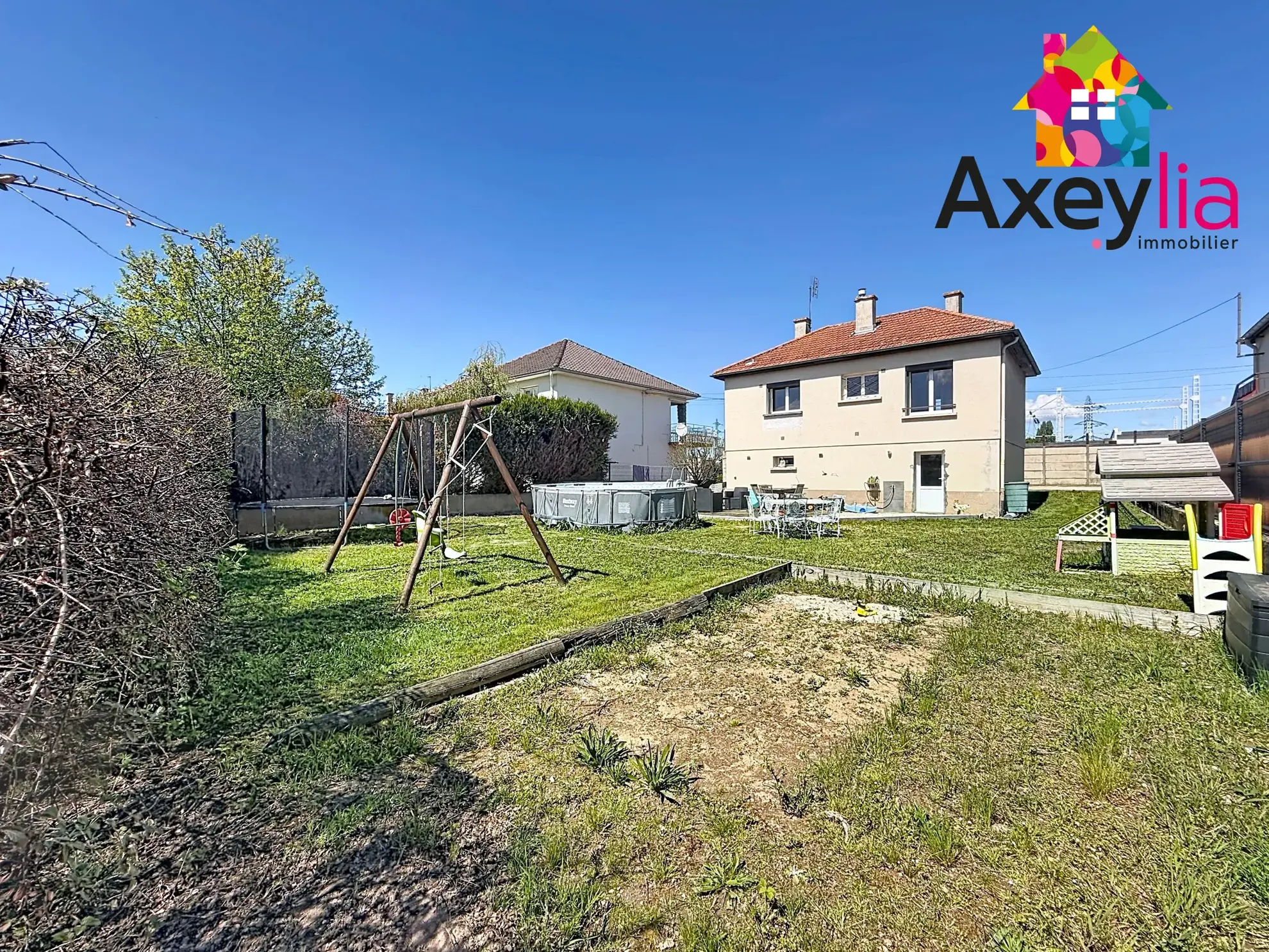 Maison rénovée à Riorges avec 2 chambres, garage et terrain de 495 m²