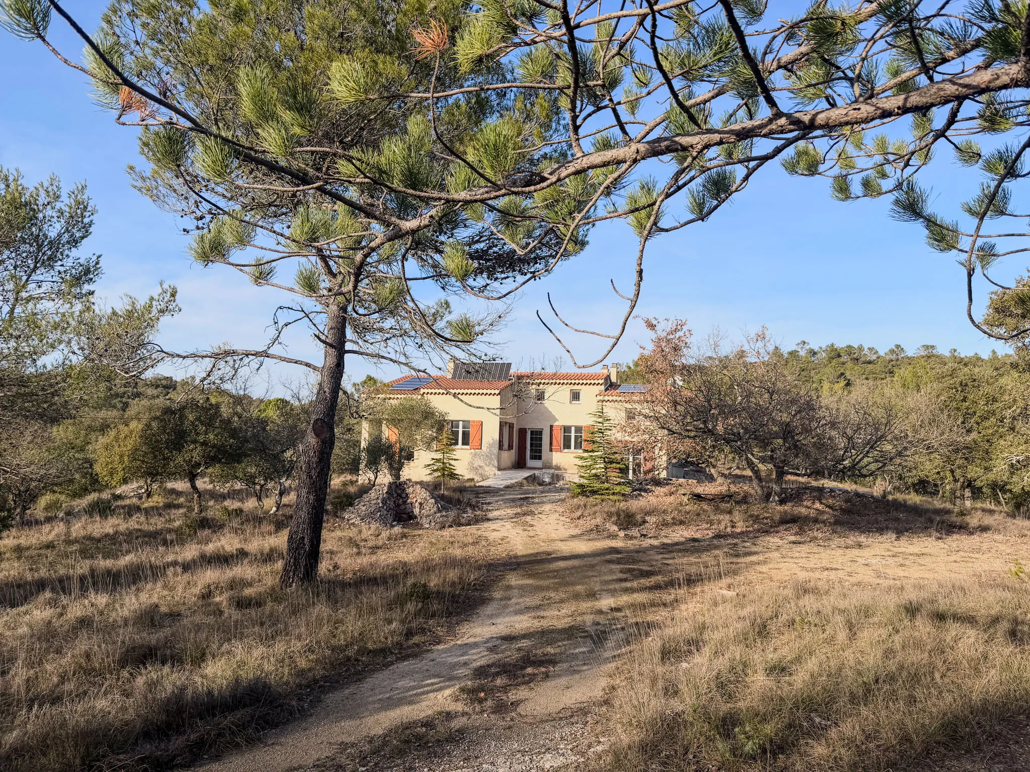 Maison écologique indépendante de 110 m² avec terrain de 8 100 m² à Esparron-de-Pallières