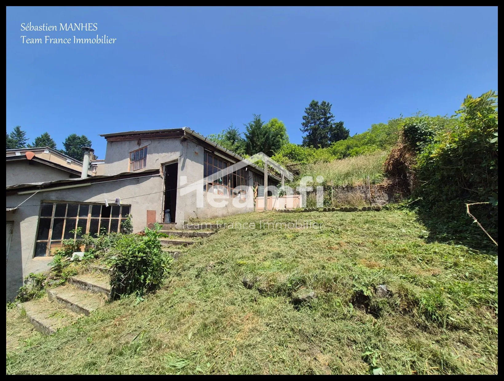 Maison de bourg à vendre à Thiers avec grand terrain et dépendance