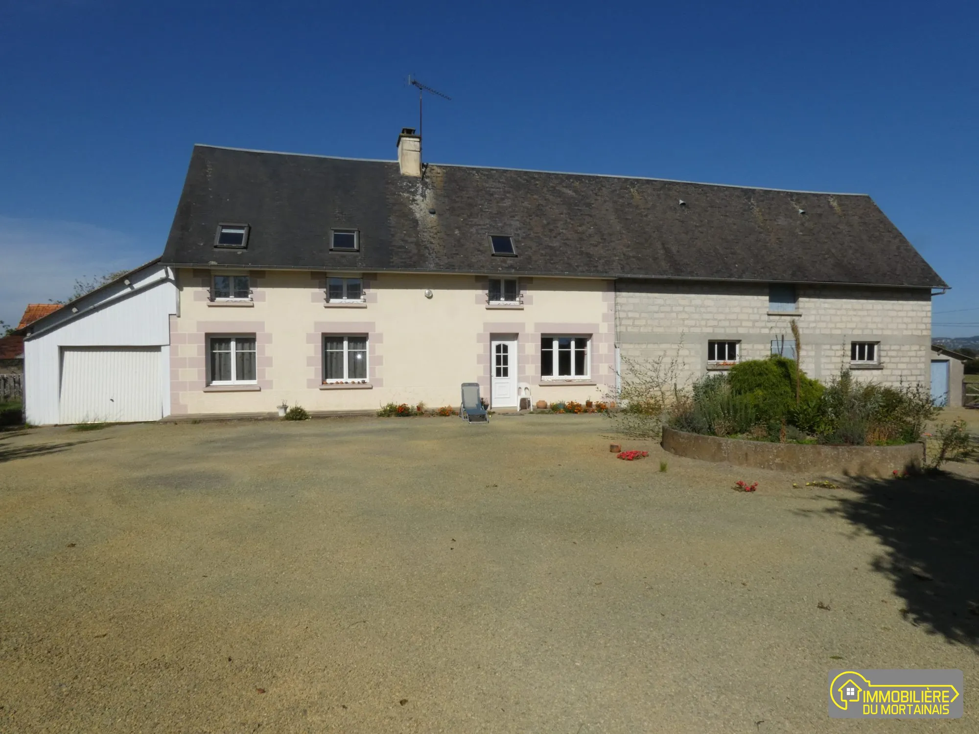 Maison de campagne avec dépendances sur 9661 m² à Grandparigny