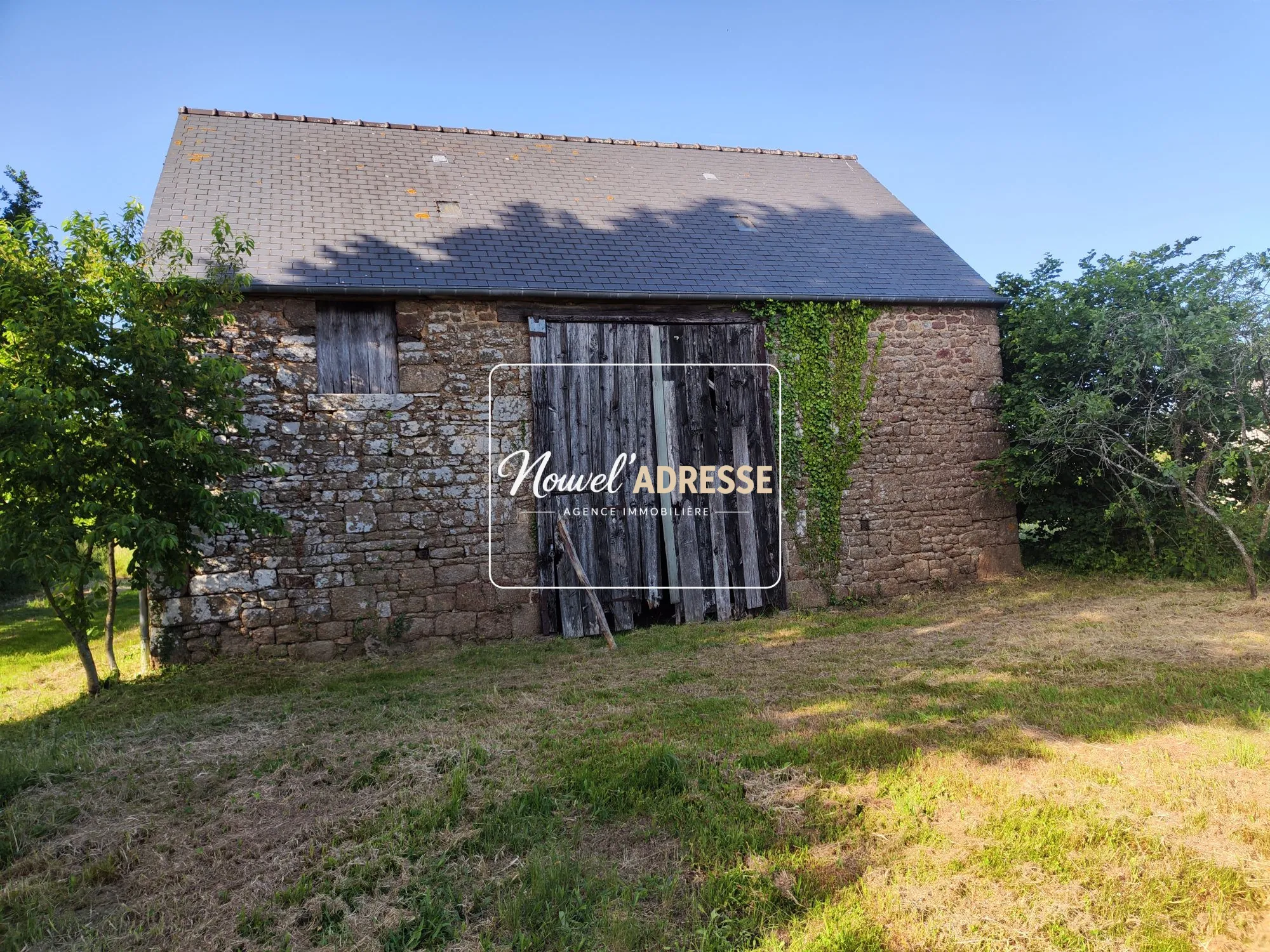 Superbe grange en pierre à rénover à Les Portes du Coglais - Potentiel exceptionnel en campagne