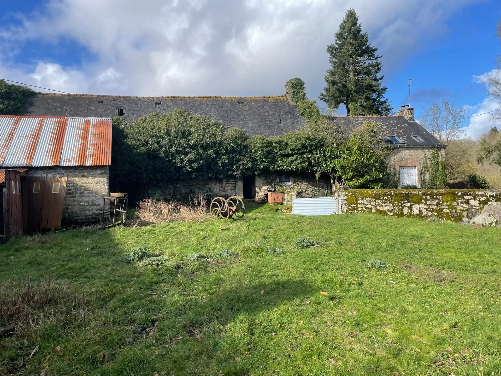 Maison ancienne en pierre à réhabiliter à Malguénac, centre Bretagne