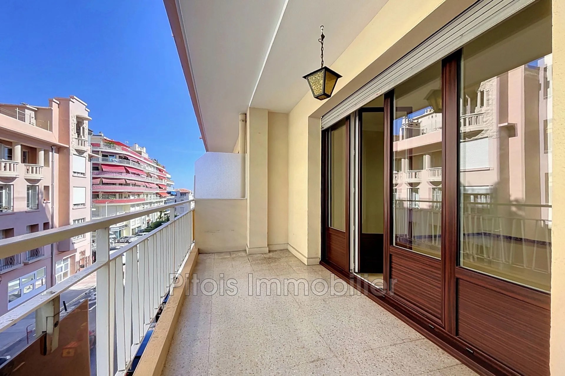 Bel appartement de 2 pièces à Antibes, 67 m² avec terrasse et garage en centre-ville