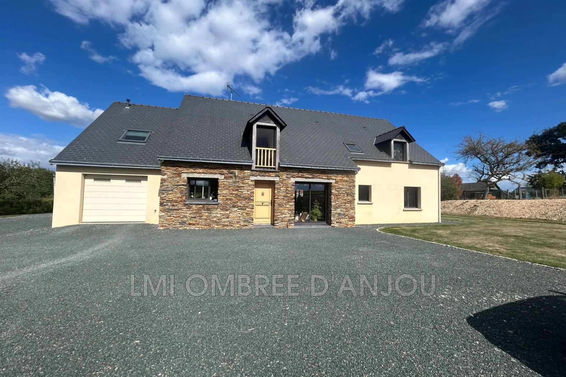 Vente Maison 4 Chambres à Armaillé - 176 m² en Campagne avec Grand Terrain