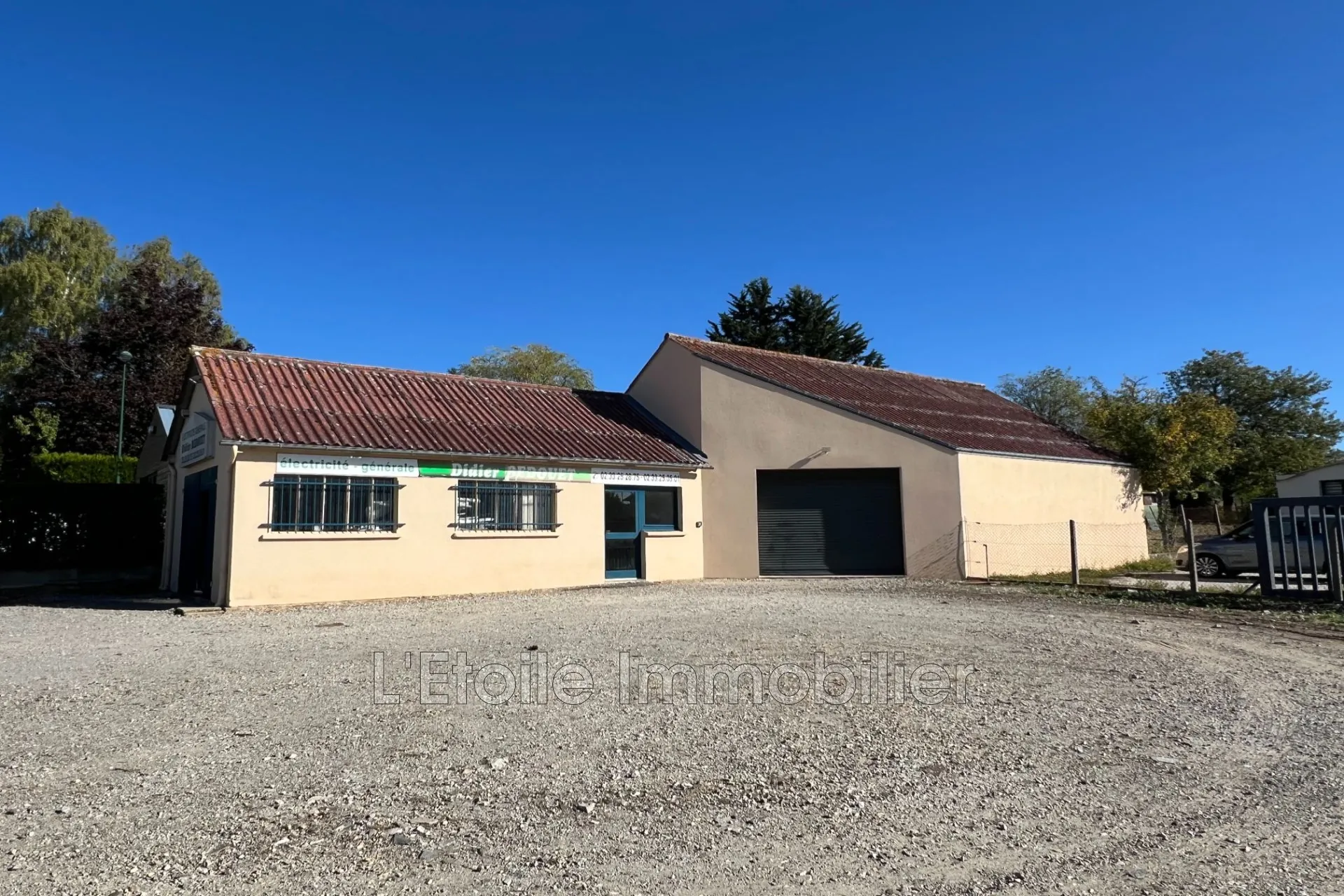 Entrepôt de 160 m² avec grand terrain à Bazoches-sur-Hoëne