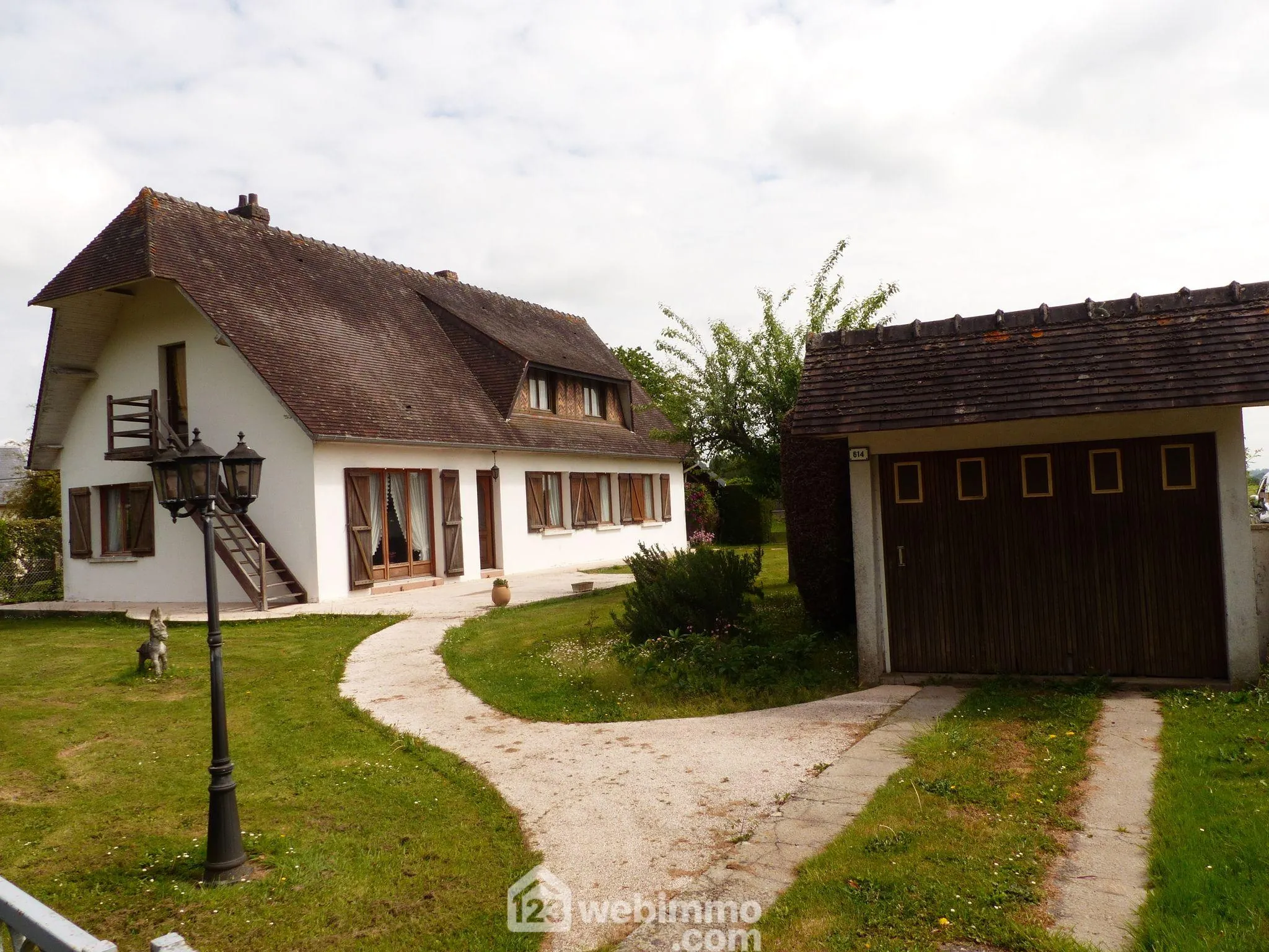 Maison atypique à vendre à Fontaine-le-Bourg avec terrain et garage