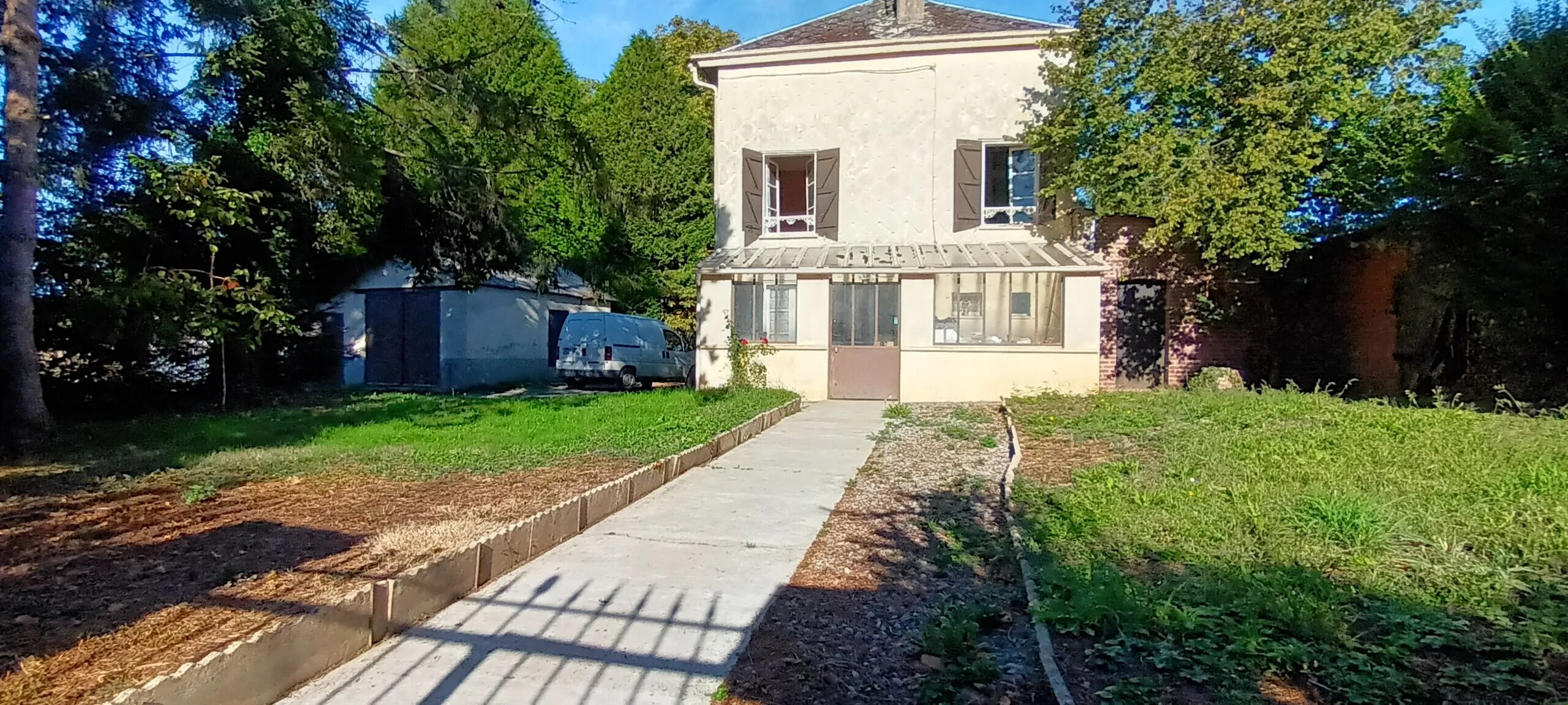 Maison à rénover avec jardin et grenier aménageable à Launois-sur-Vence