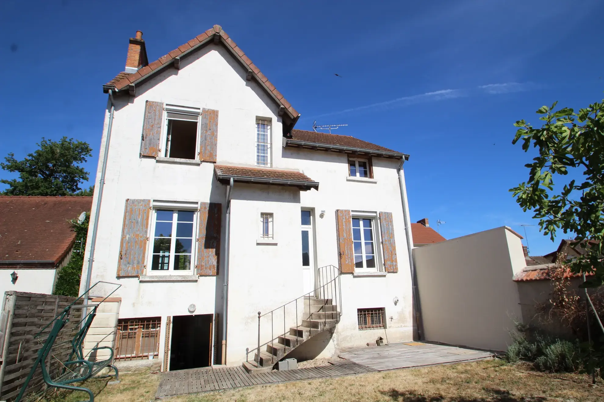 Maison de village à vendre à Diou avec 3 chambres, jardin, et dépendance