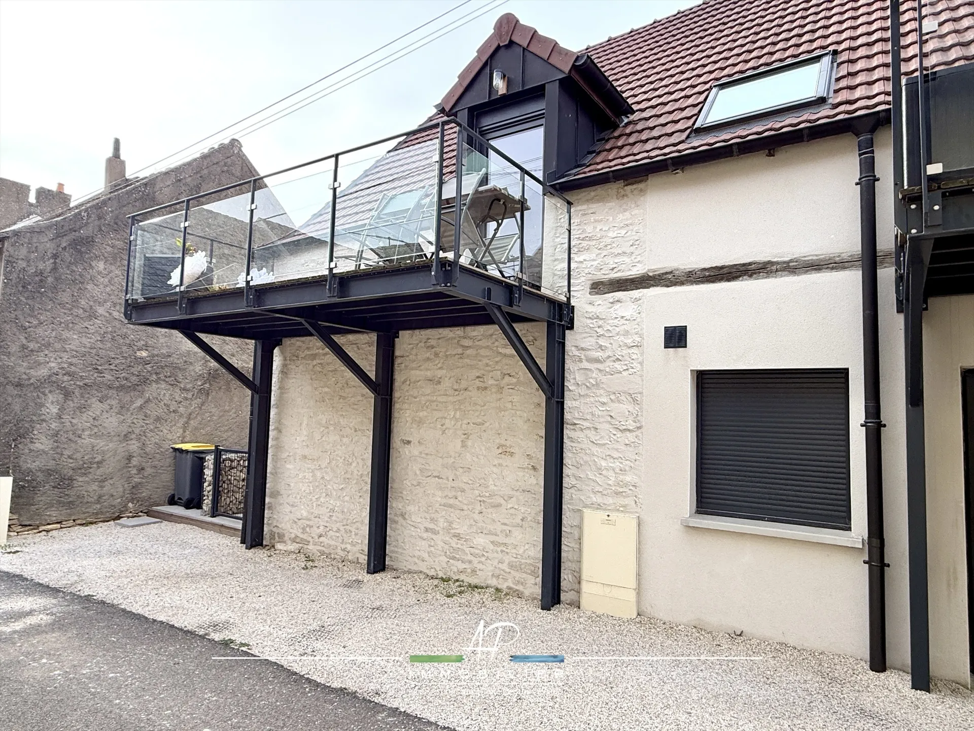 Appartement rénové avec balcon et garage à proximité de Dijon