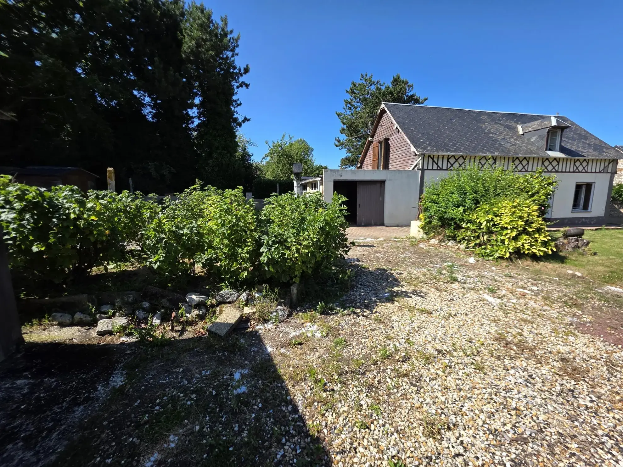 Maison à rénover à Sassetot-Le-Mauconduit avec garage et jardin, proche plages