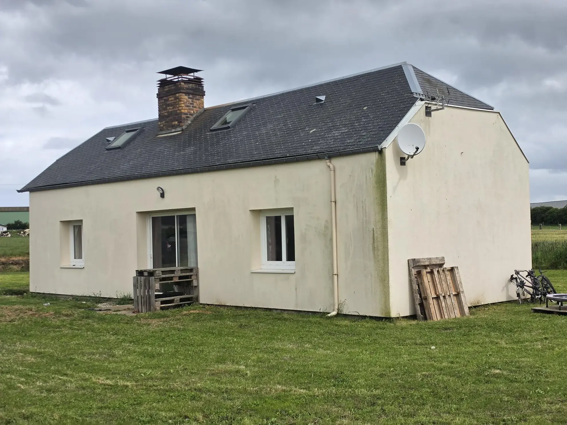 Longère rénovée avec jardin de 1100 m², proche Fécamp et Étretat, environnement paisible