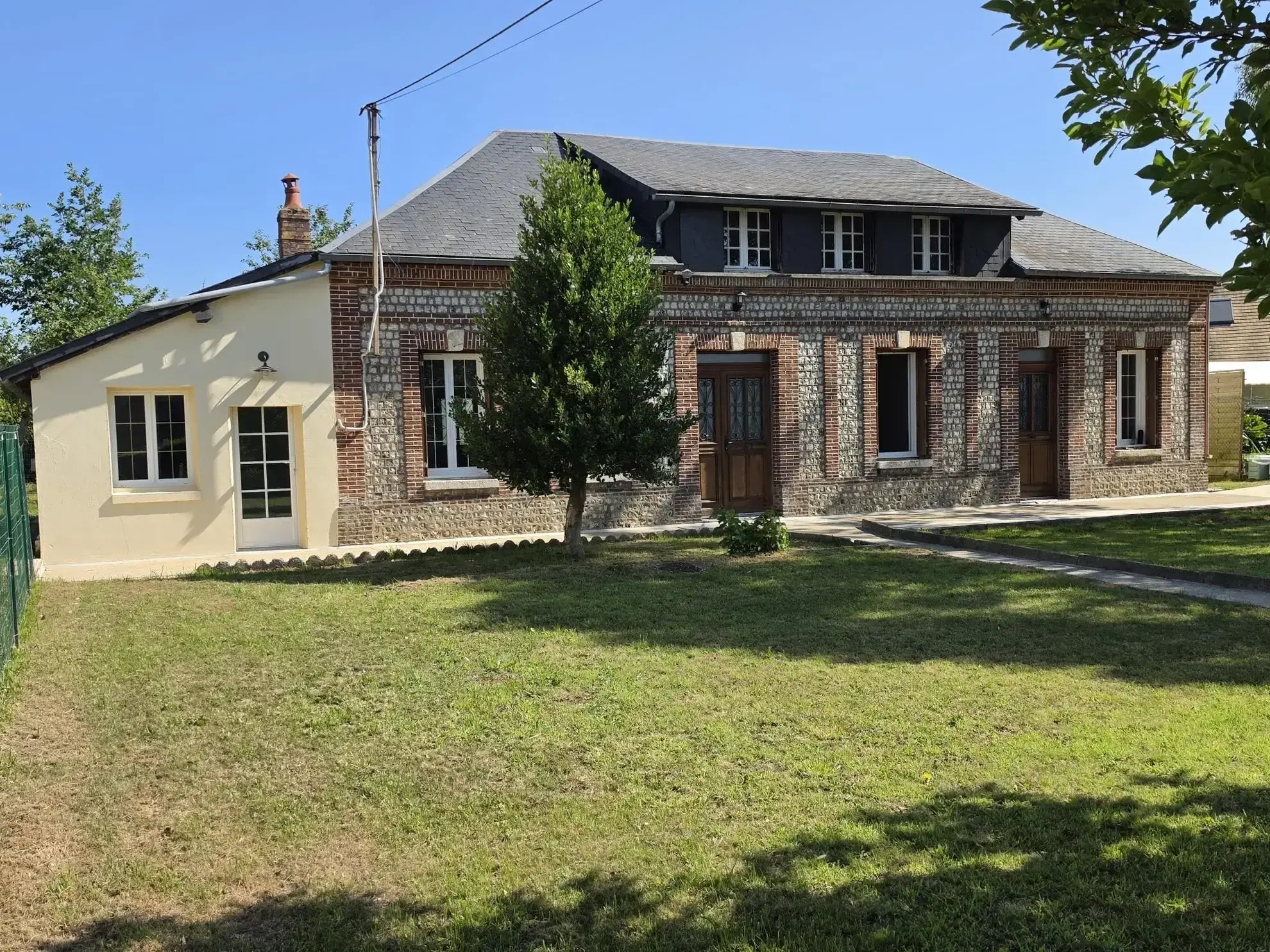 Propriété divisée en 3 logements à 12 km de Fécamp et proche de la mer