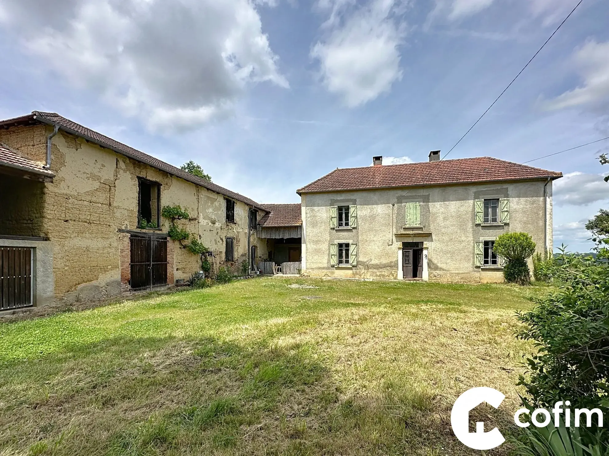 Belle maison ancienne à rénover avec dépendances et grand terrain à Mazerolles