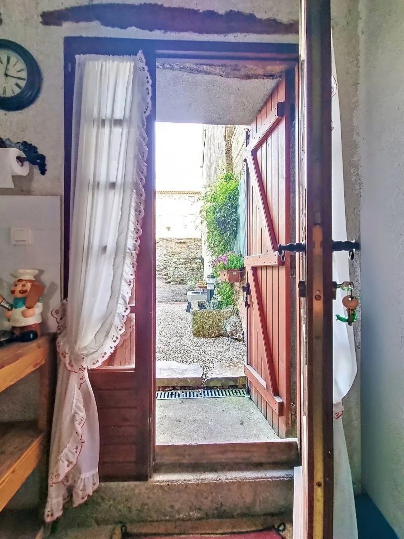 Maison de charme 9 pièces à Saint-Nazaire-de-Ladarez avec fort potentiel