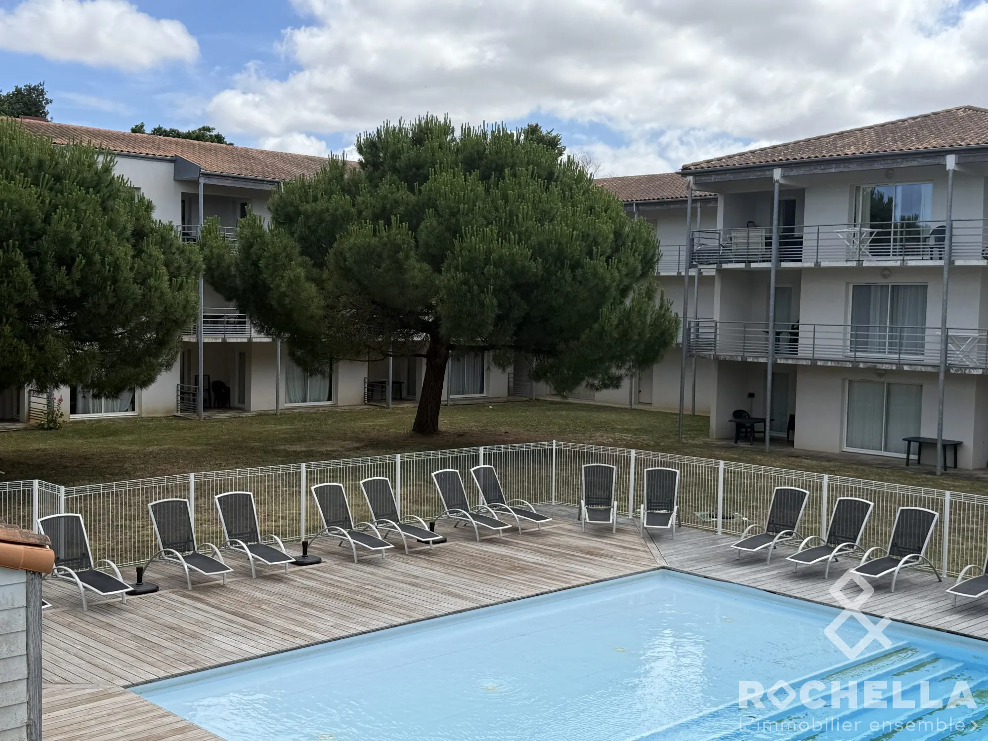 Appartement 3 pièces avec balcon, piscine et parking sécurisé à Lagord