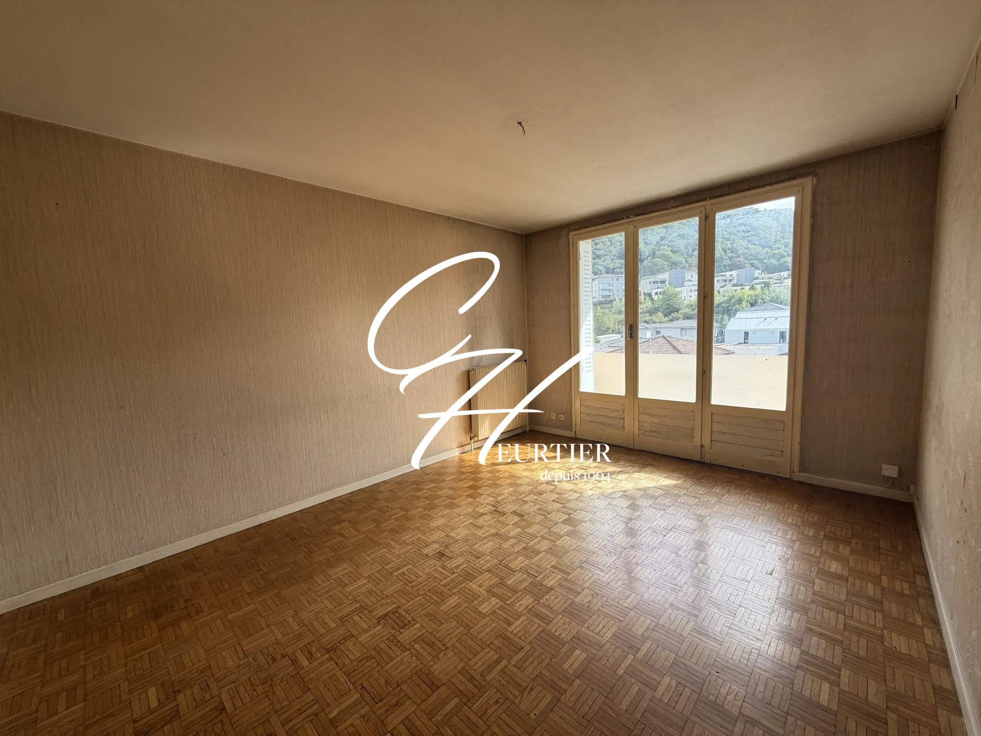 Appartement T3 à rénover avec Balcon à Eybens Village