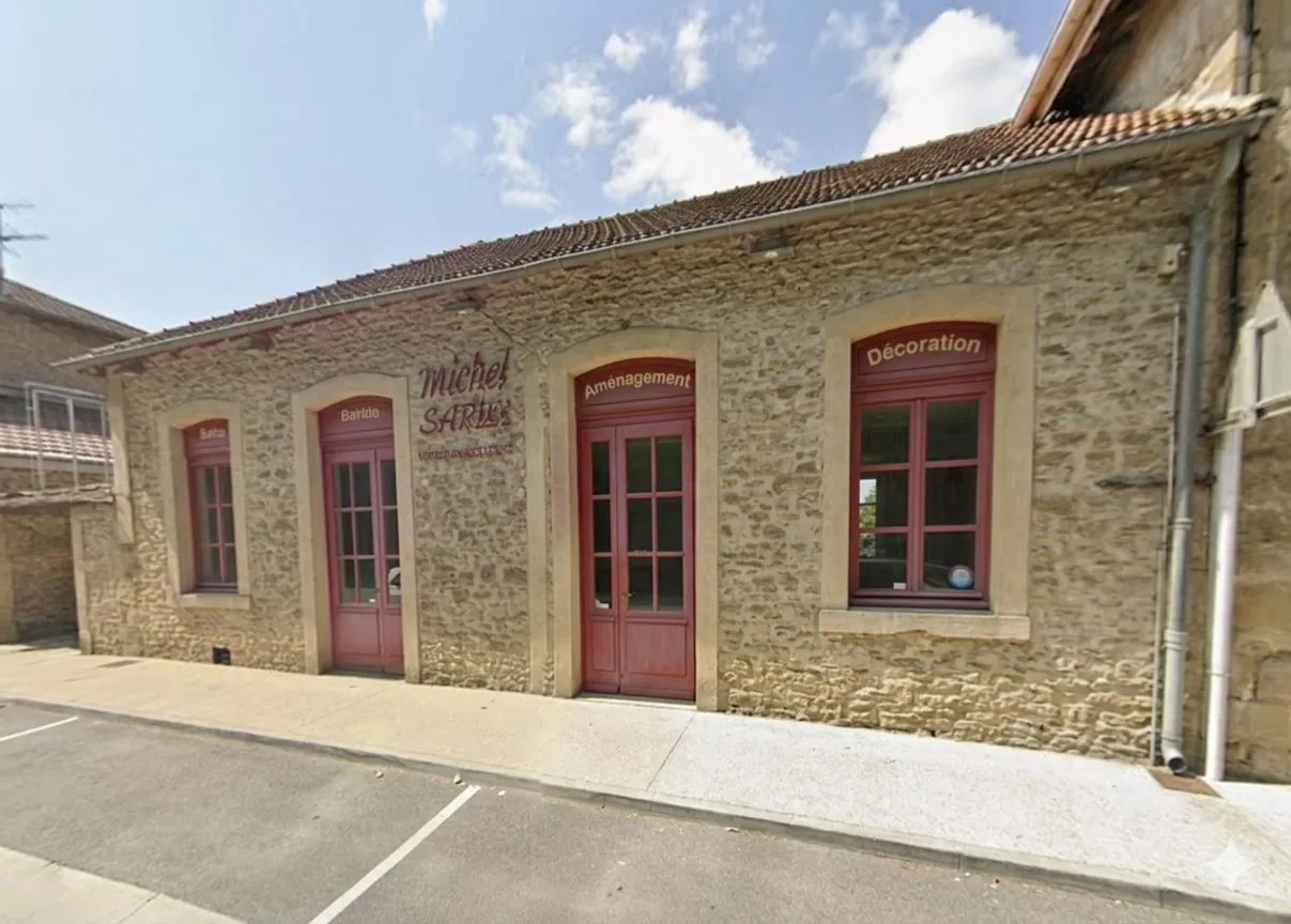 Local commercial à Margès de 85 m² avec sous-sol, potentiel d'aménagement