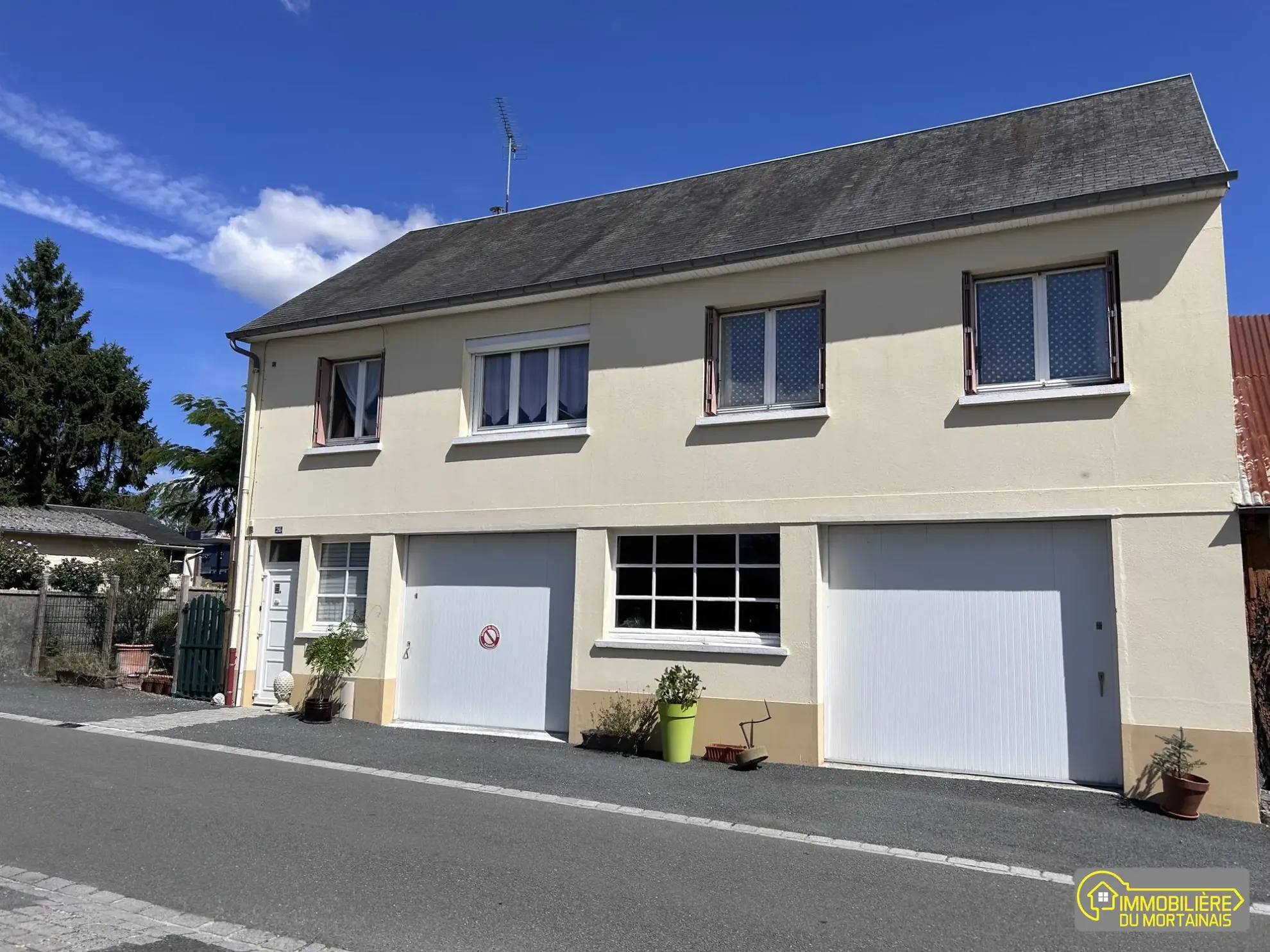 Maison de village à vendre à Le Neufbourg avec grand garage et grenier aménageable